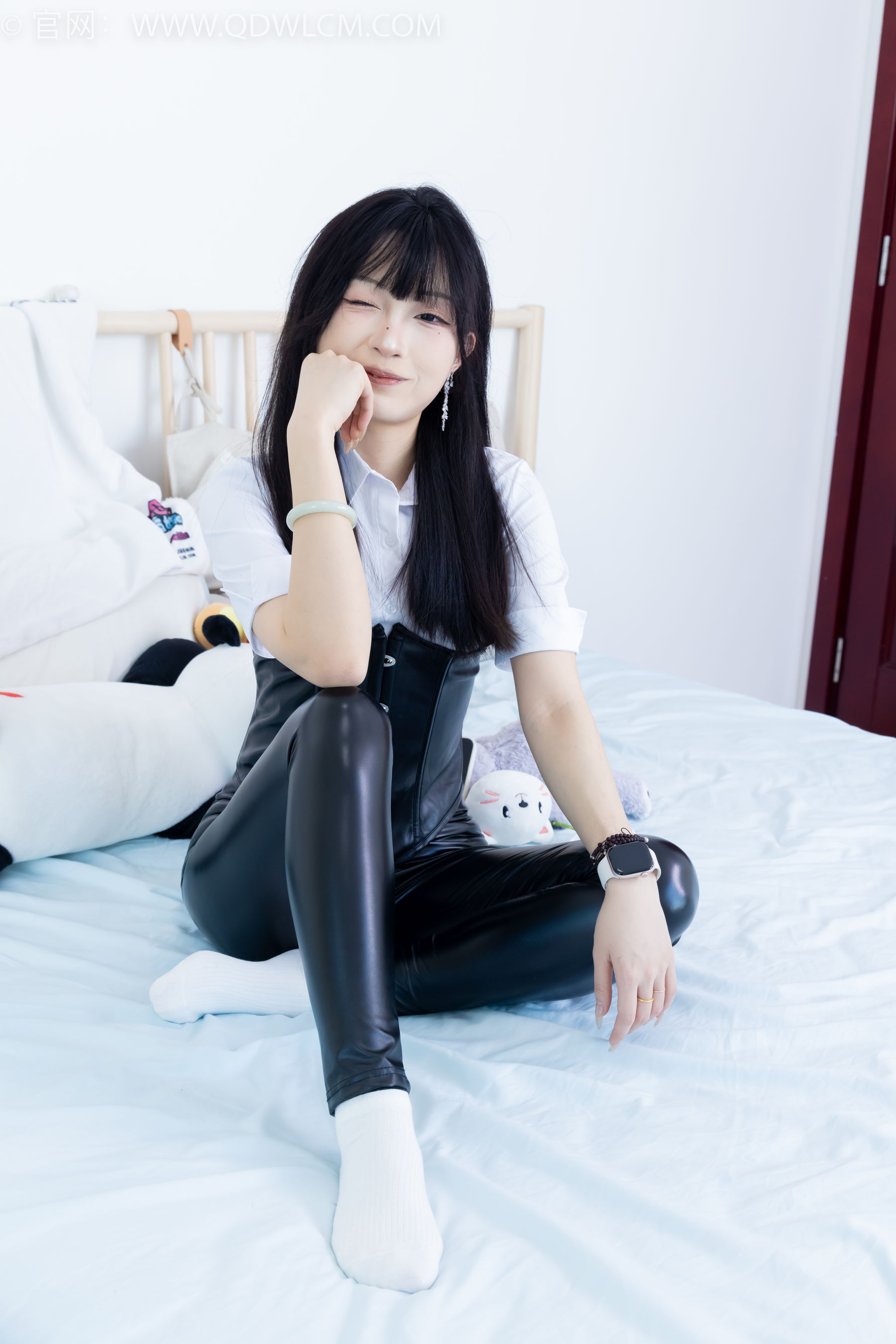 物恋传媒 No.2289 嘟嘟 - 长靴、高跟凉鞋、白棉袜、裸足/(200P)