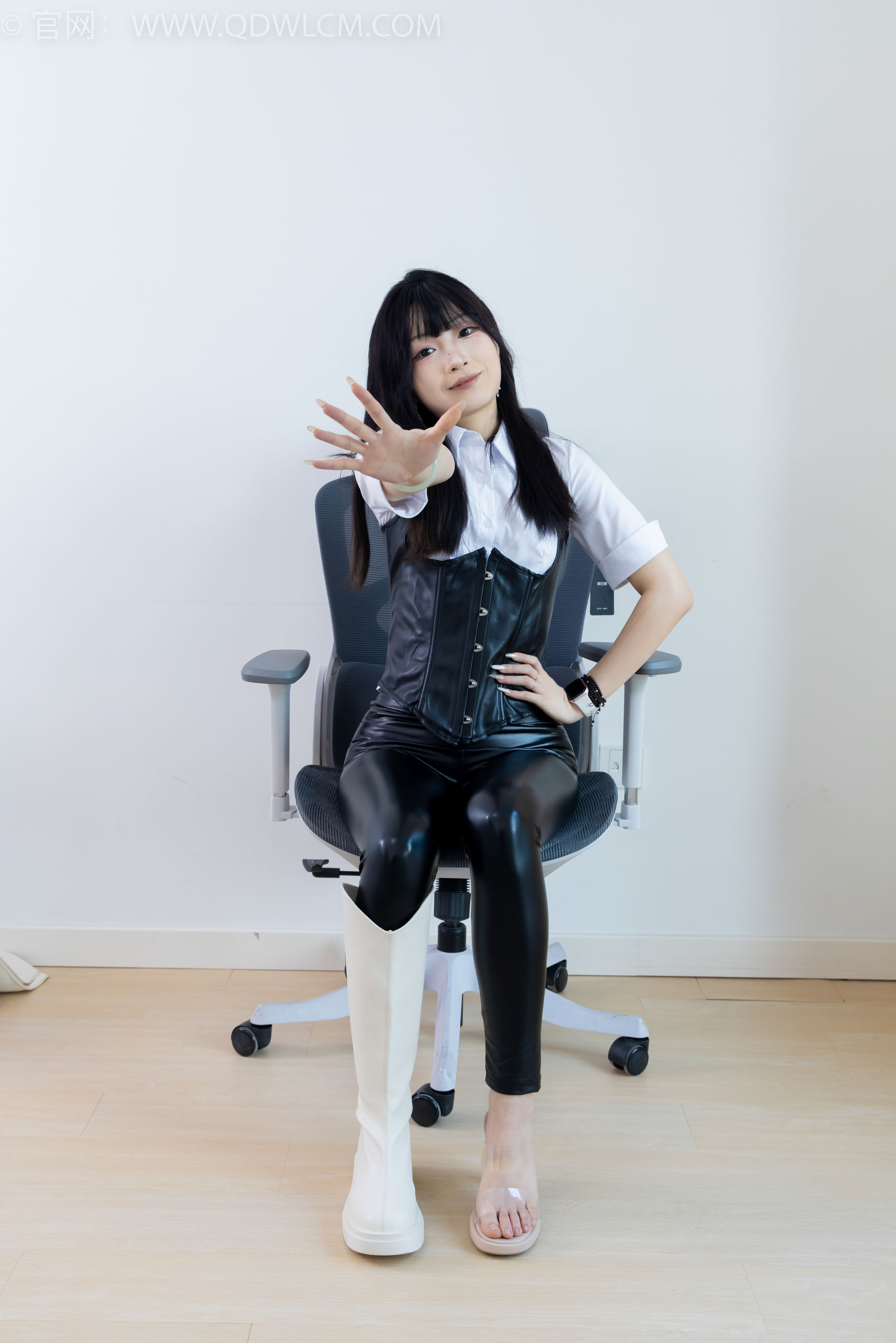 物恋传媒 No.2289 嘟嘟 - 长靴、高跟凉鞋、白棉袜、裸足/(200P)