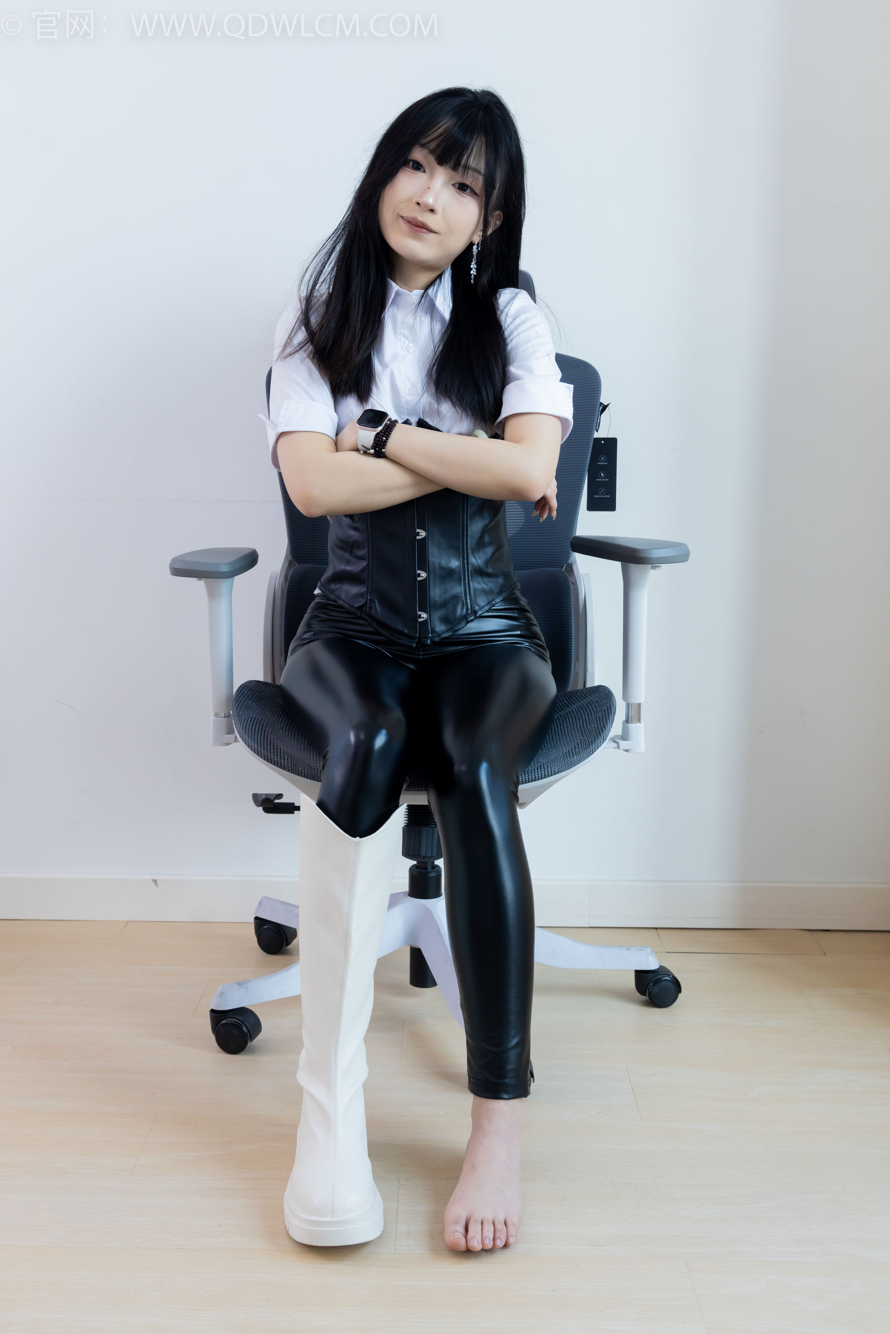 物恋传媒 No.2289 嘟嘟 - 长靴、高跟凉鞋、白棉袜、裸足/(200P)