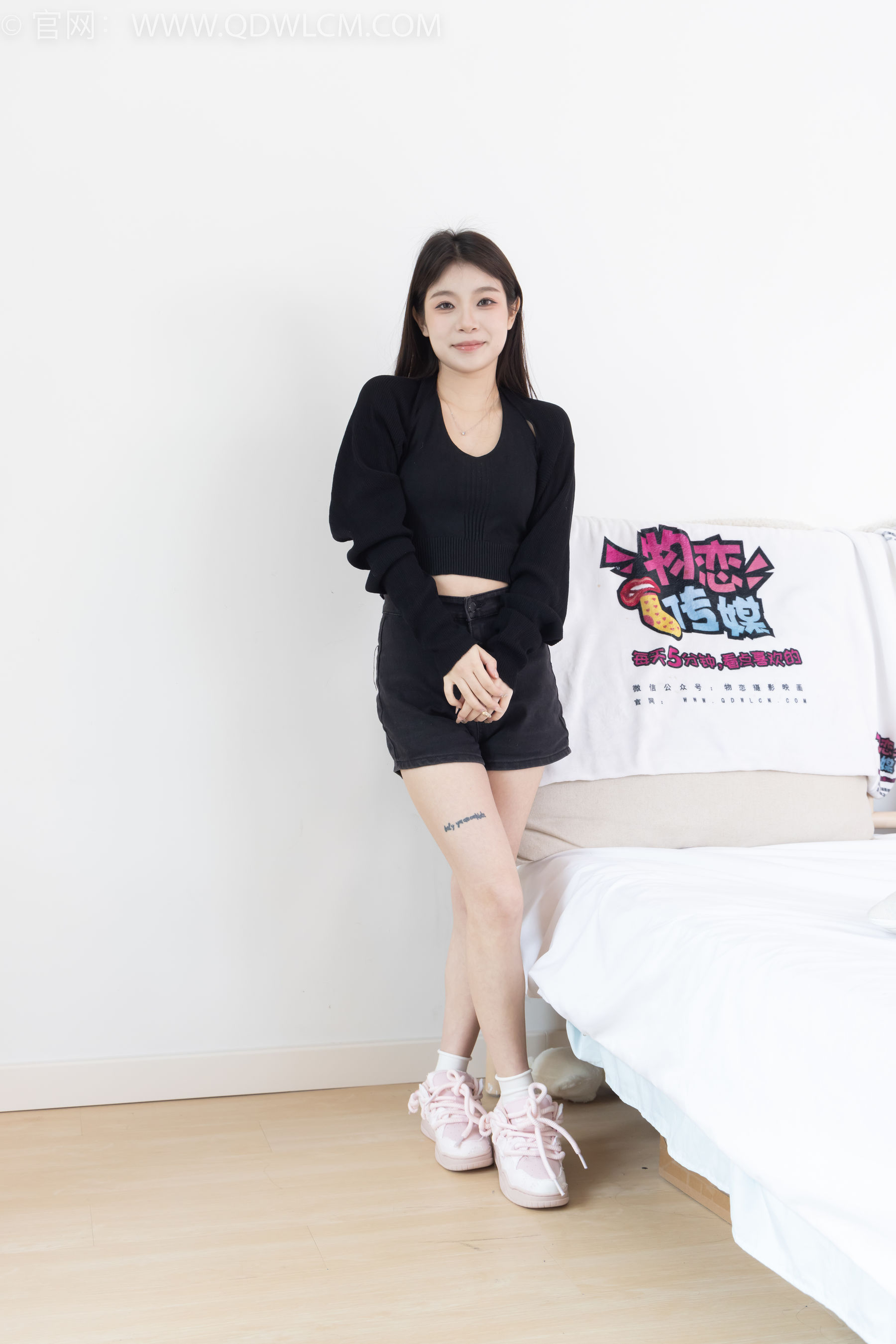 物恋传媒 No.2286 闪闪 - 板鞋、两双自然穿脏白棉袜/(165P)