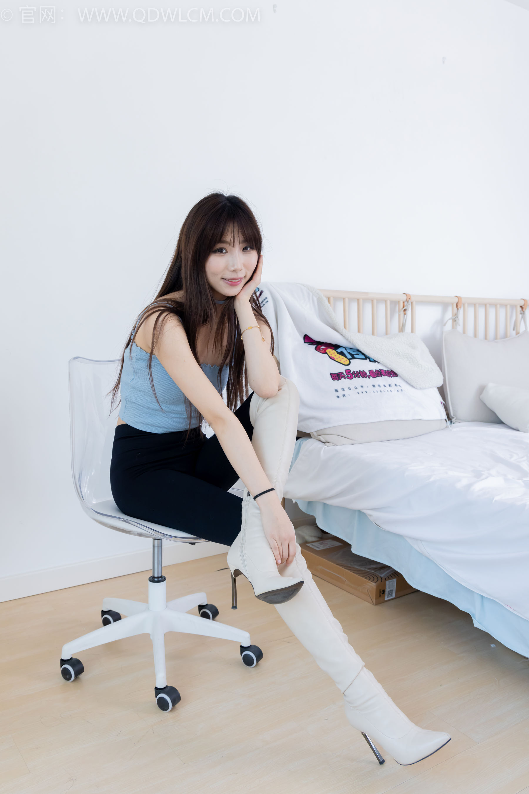 物恋传媒 No.2283 泡泡 - 高跟长靴、卡通白棉袜、裸足/(180P)