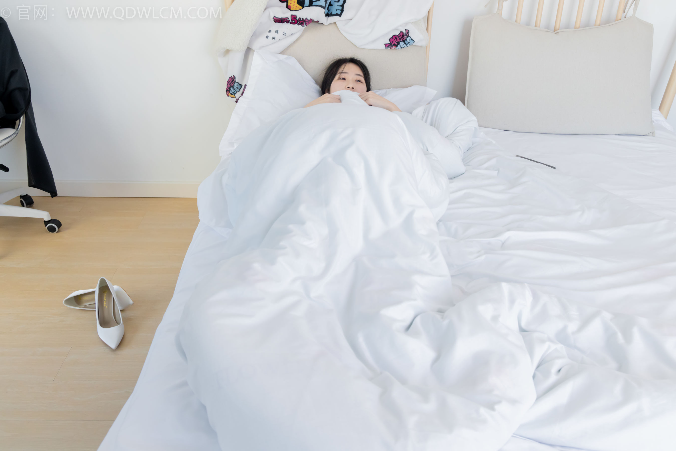 物恋传媒 No.2284 菜菜 - 高跟鞋、薄灰丝、盖被子睡觉剧情/(159P)