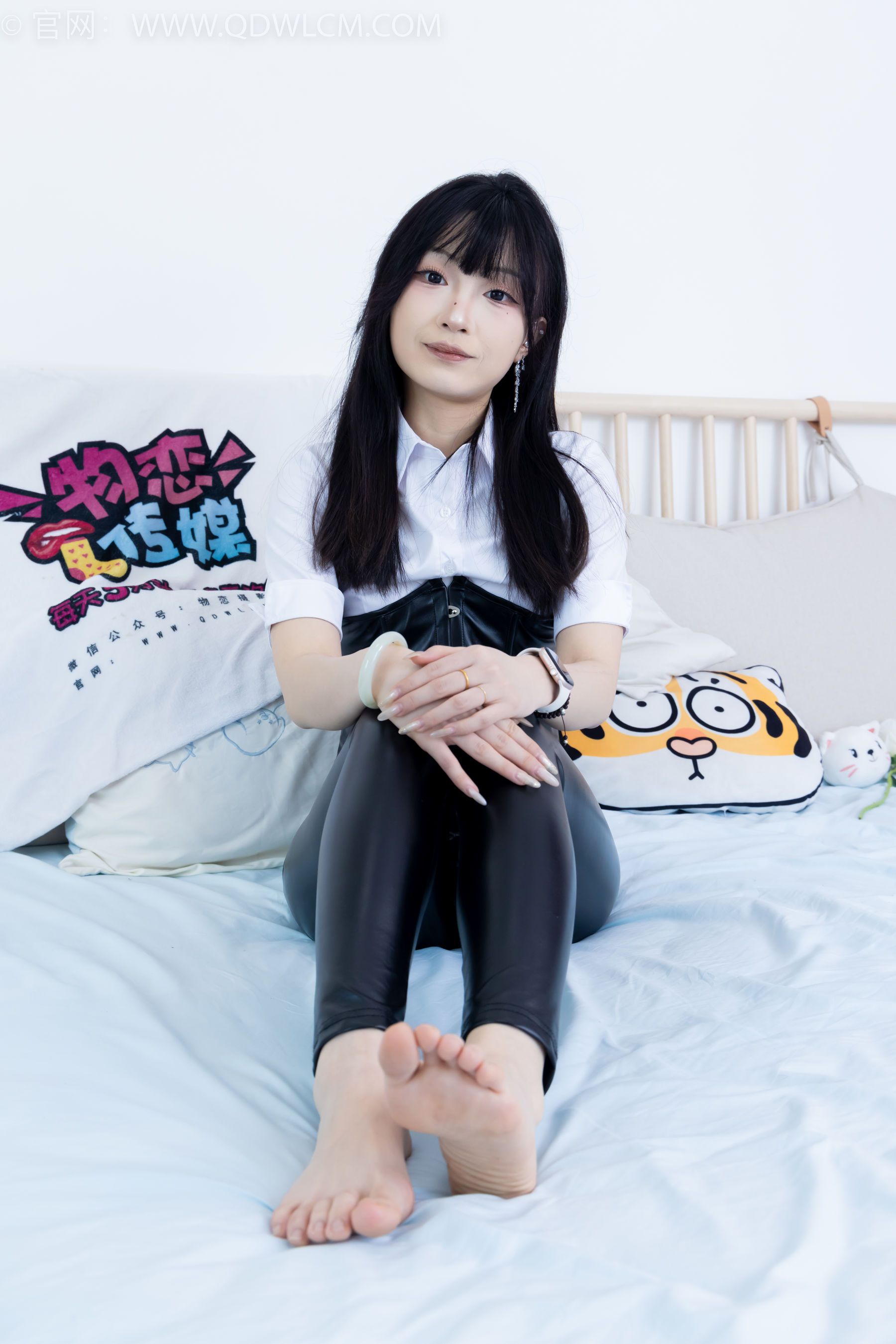 物恋传媒 No.2289 嘟嘟 - 长靴、高跟凉鞋、白棉袜、裸足/(200P)