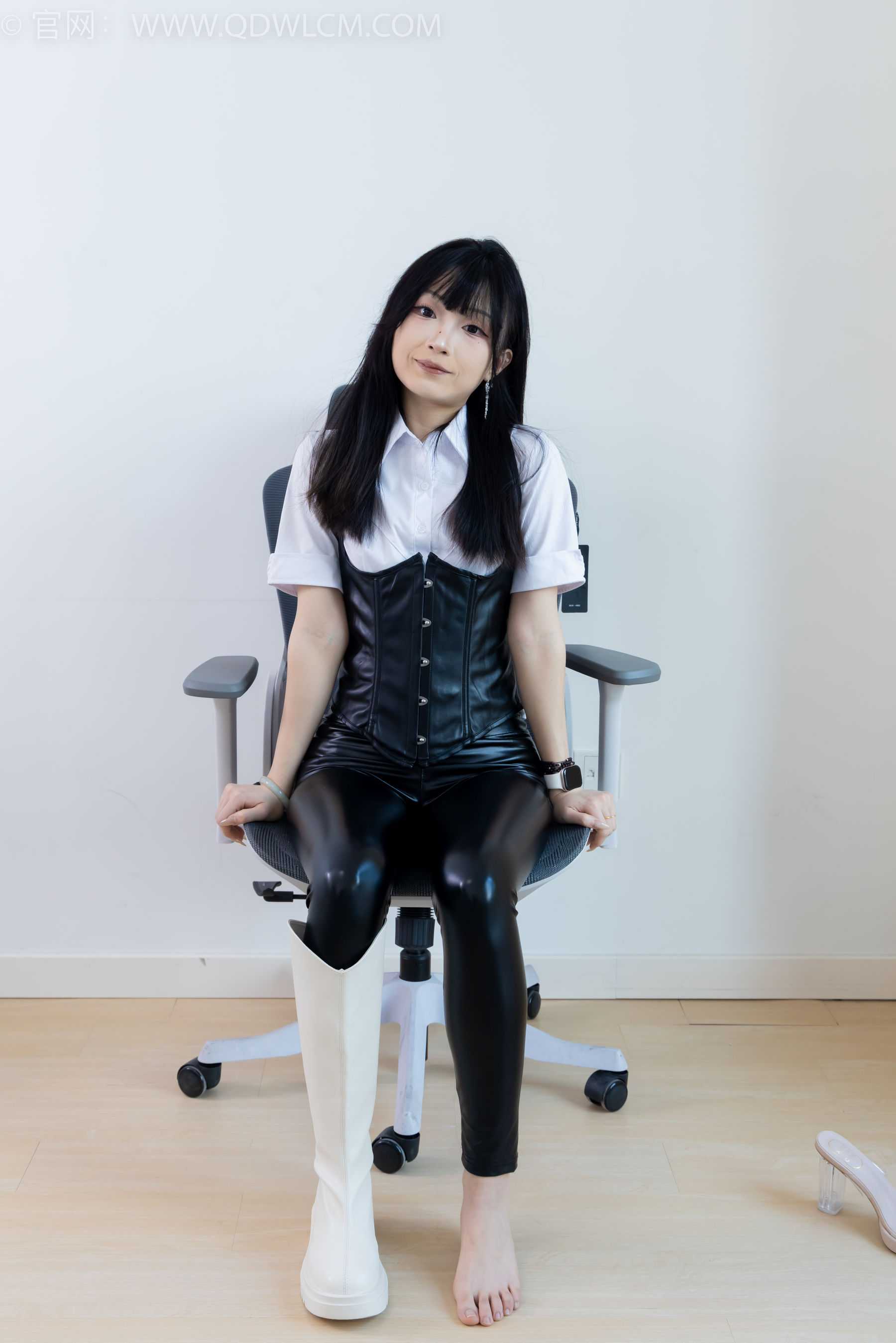 物恋传媒 No.2289 嘟嘟 - 长靴、高跟凉鞋、白棉袜、裸足/(200P)