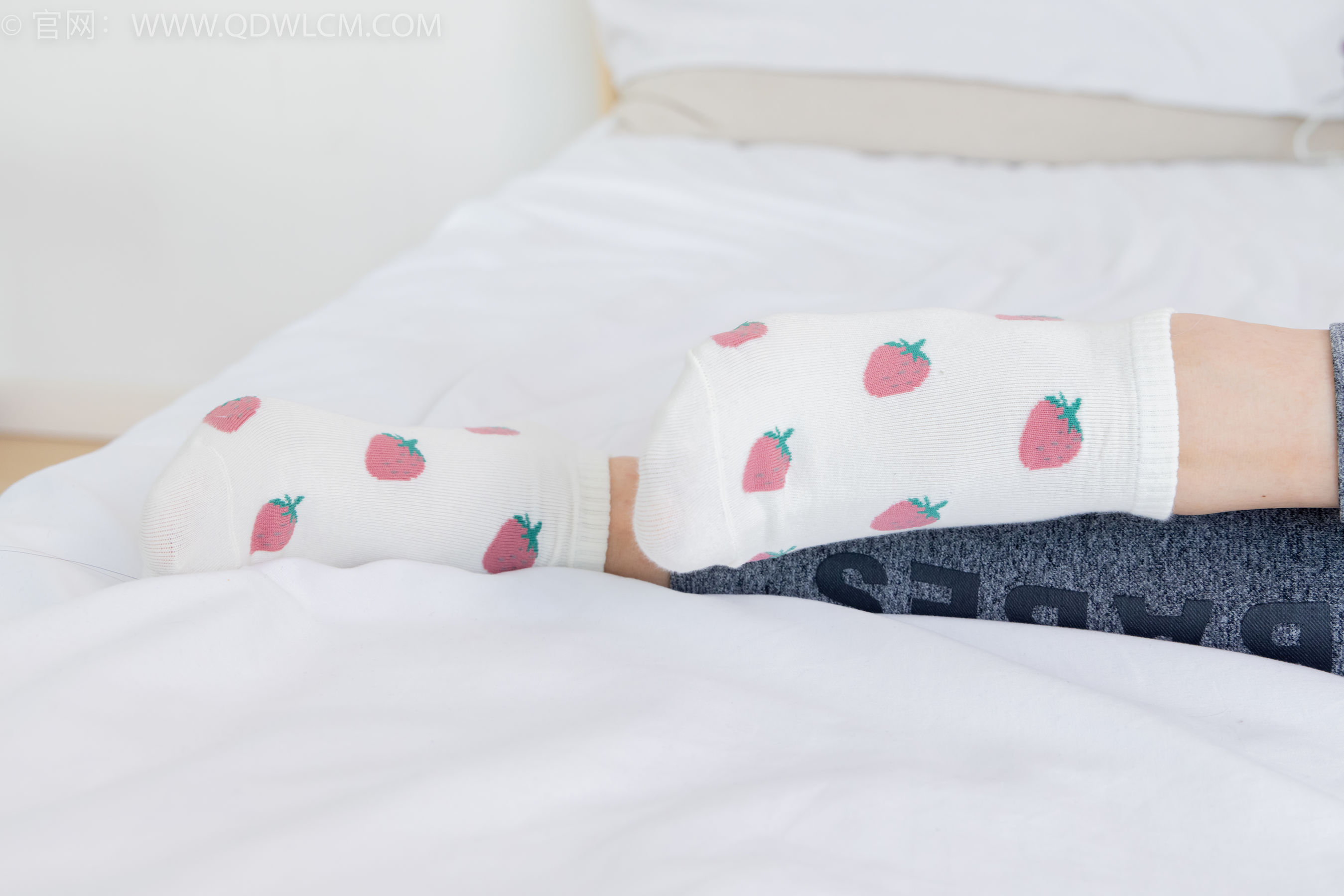 物恋传媒 No.2283 泡泡 - 高跟长靴、卡通白棉袜、裸足/(180P)