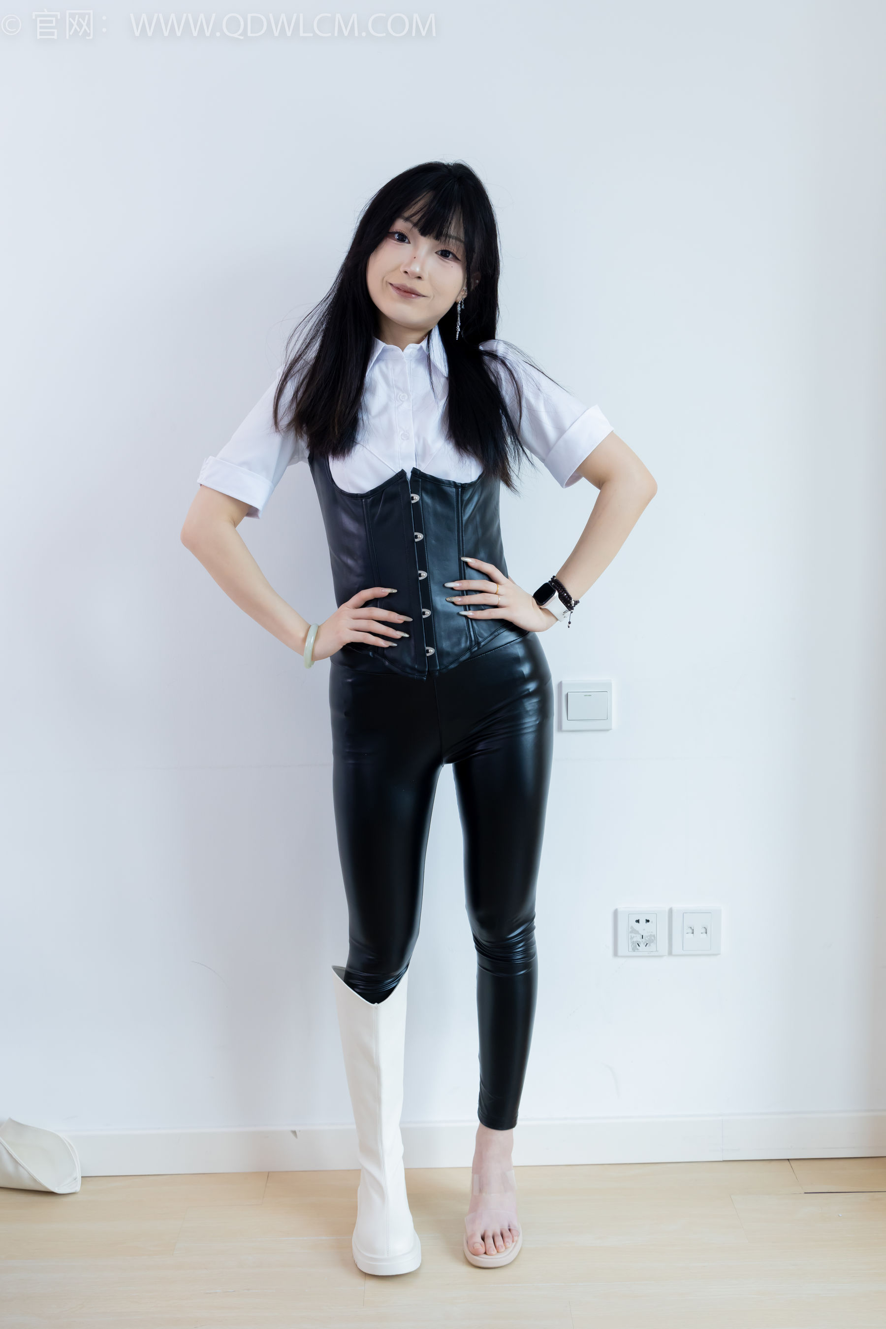 物恋传媒 No.2289 嘟嘟 - 长靴、高跟凉鞋、白棉袜、裸足/(200P)