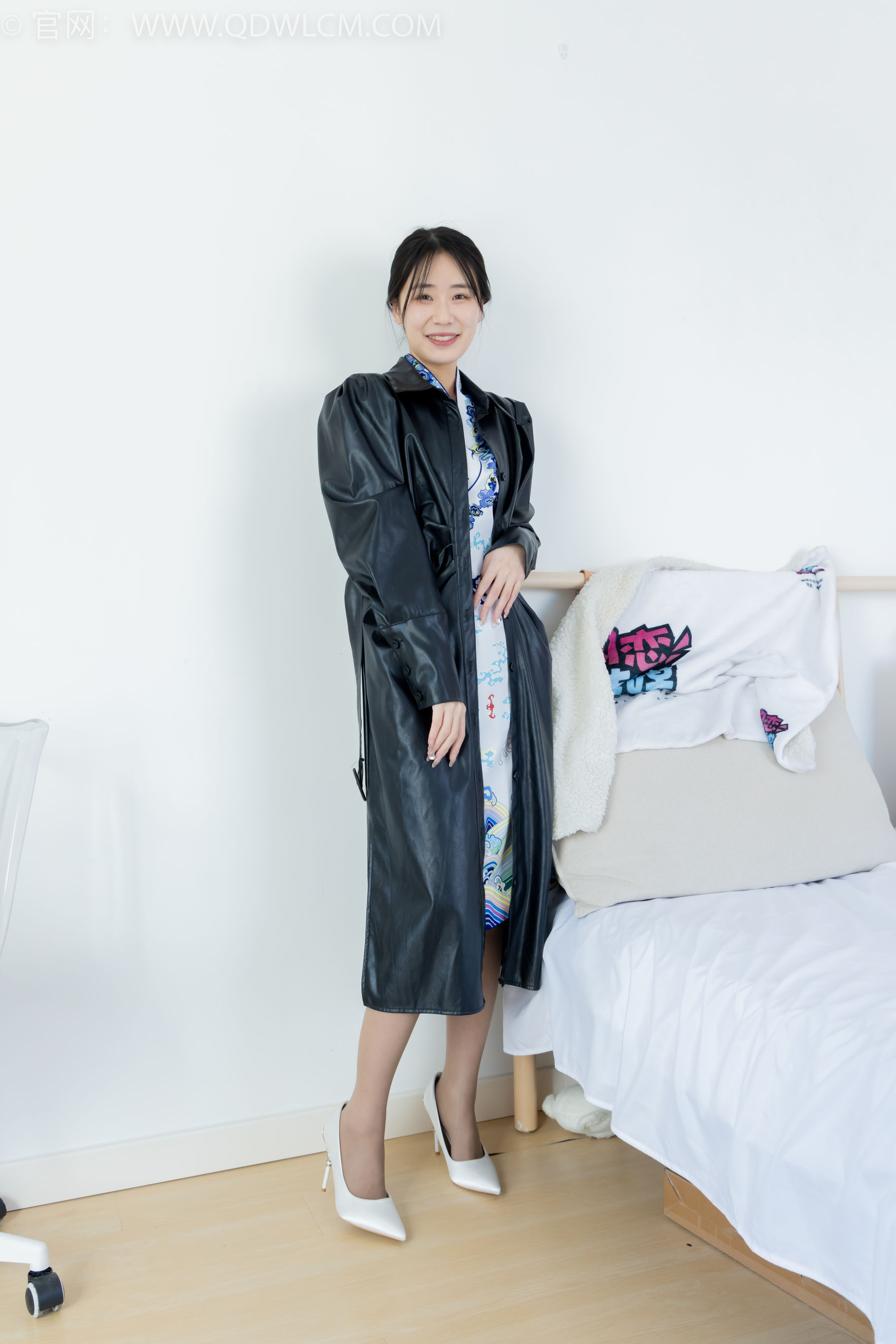 物恋传媒 No.2284 菜菜 - 高跟鞋、薄灰丝、盖被子睡觉剧情/(159P)