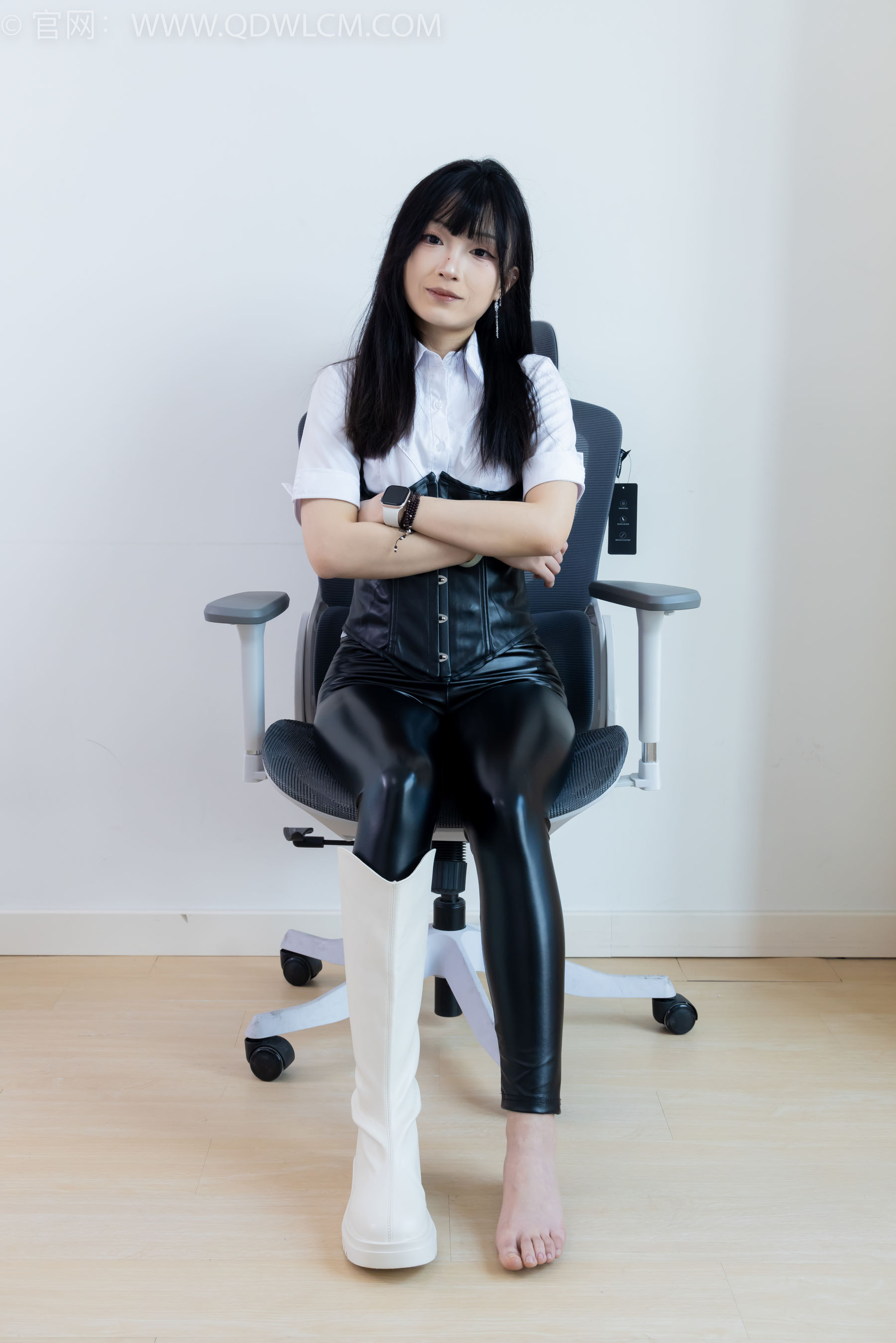 物恋传媒 No.2289 嘟嘟 - 长靴、高跟凉鞋、白棉袜、裸足/(200P)