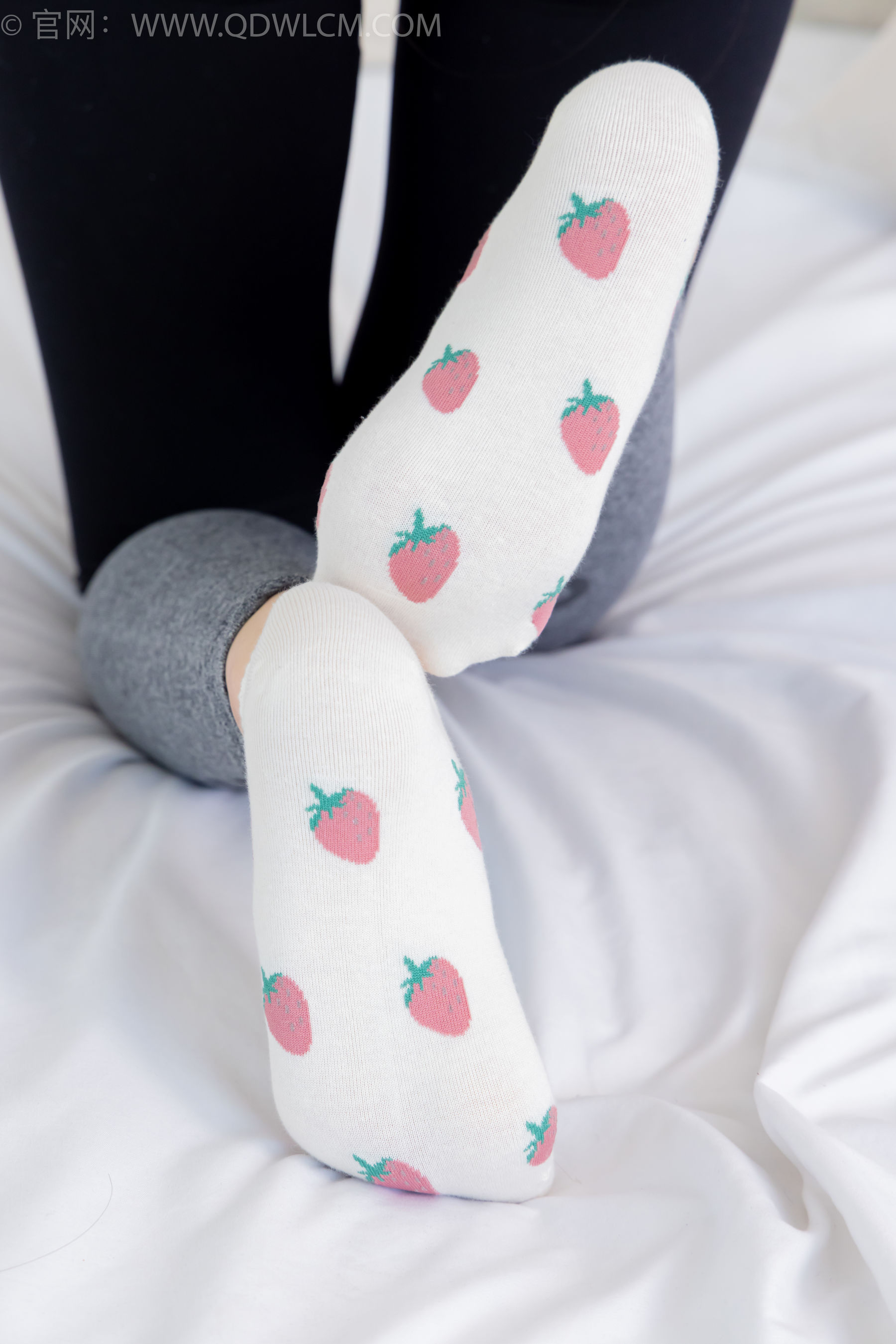 物恋传媒 No.2283 泡泡 - 高跟长靴、卡通白棉袜、裸足/(180P)