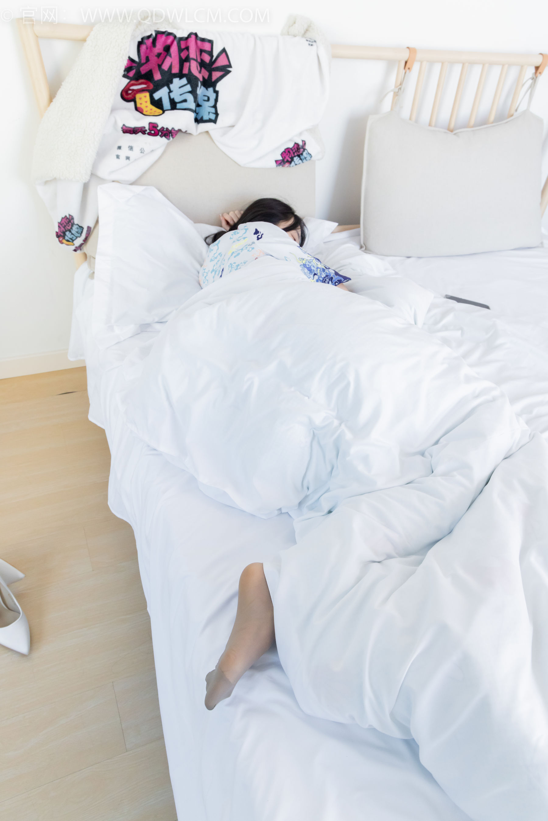 物恋传媒 No.2284 菜菜 - 高跟鞋、薄灰丝、盖被子睡觉剧情/(159P)