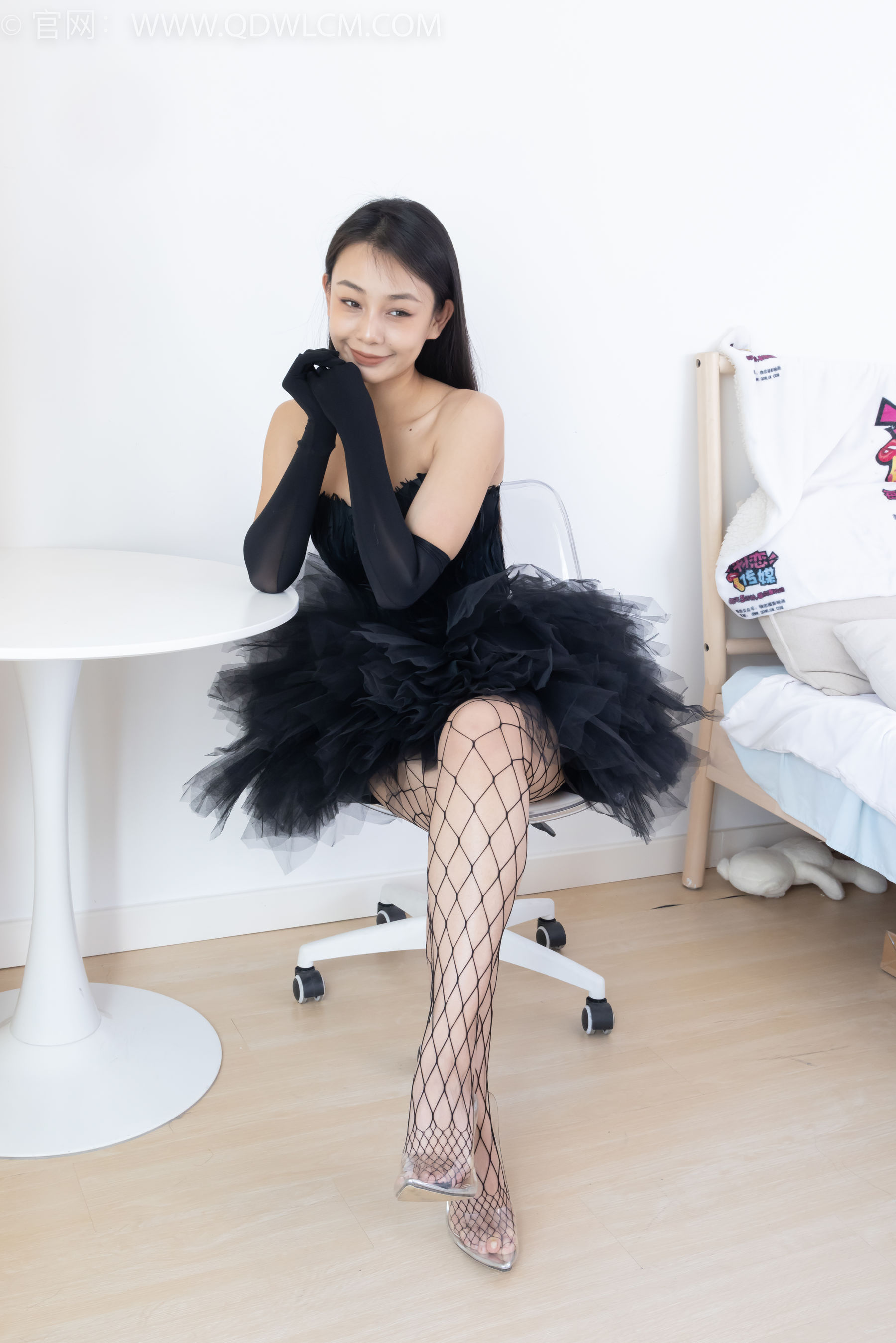 物恋传媒 No.2287 岚岚 - 高跟鞋、黑色网袜、裸足/(220P)