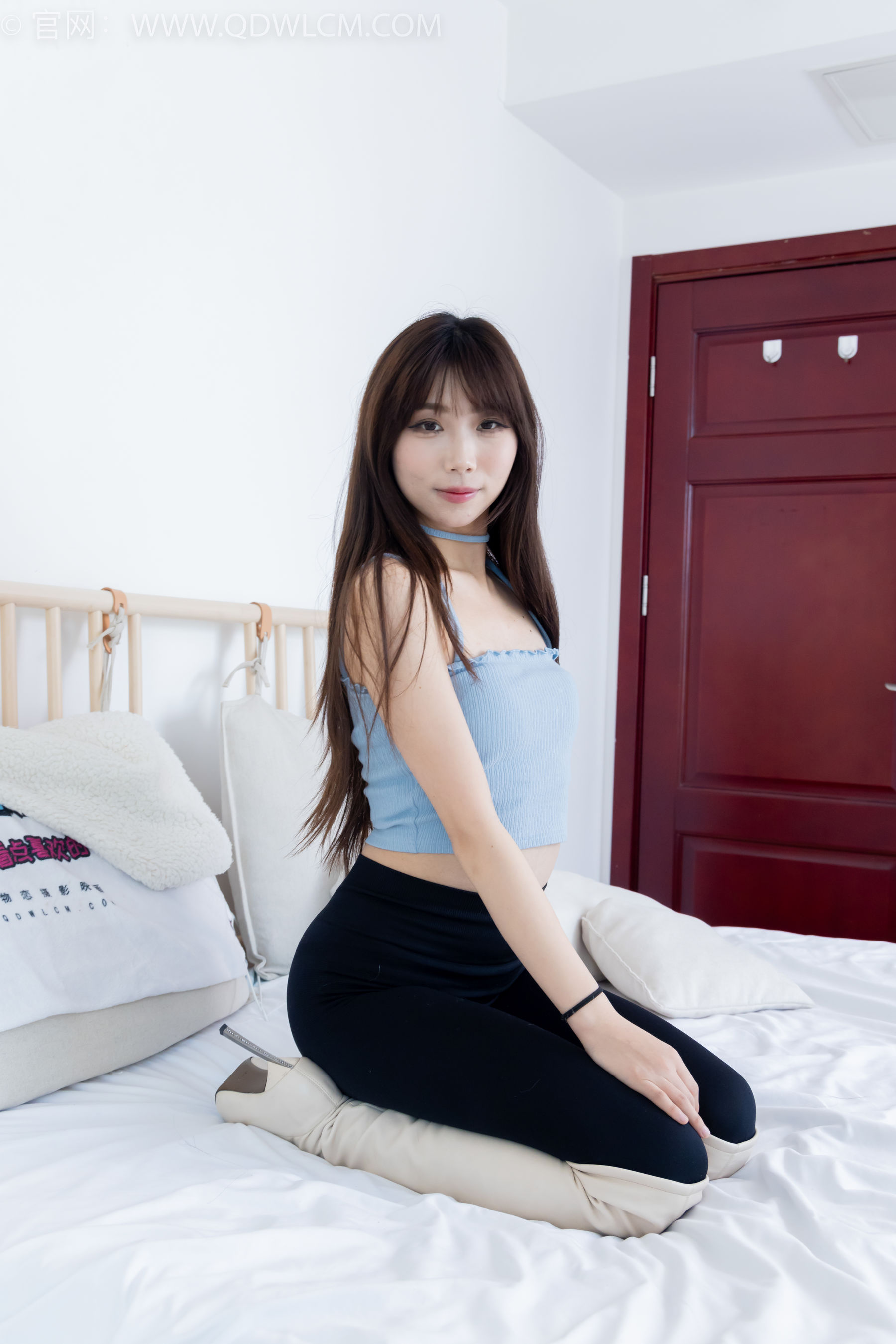 物恋传媒 No.2283 泡泡 - 高跟长靴、卡通白棉袜、裸足/(180P)