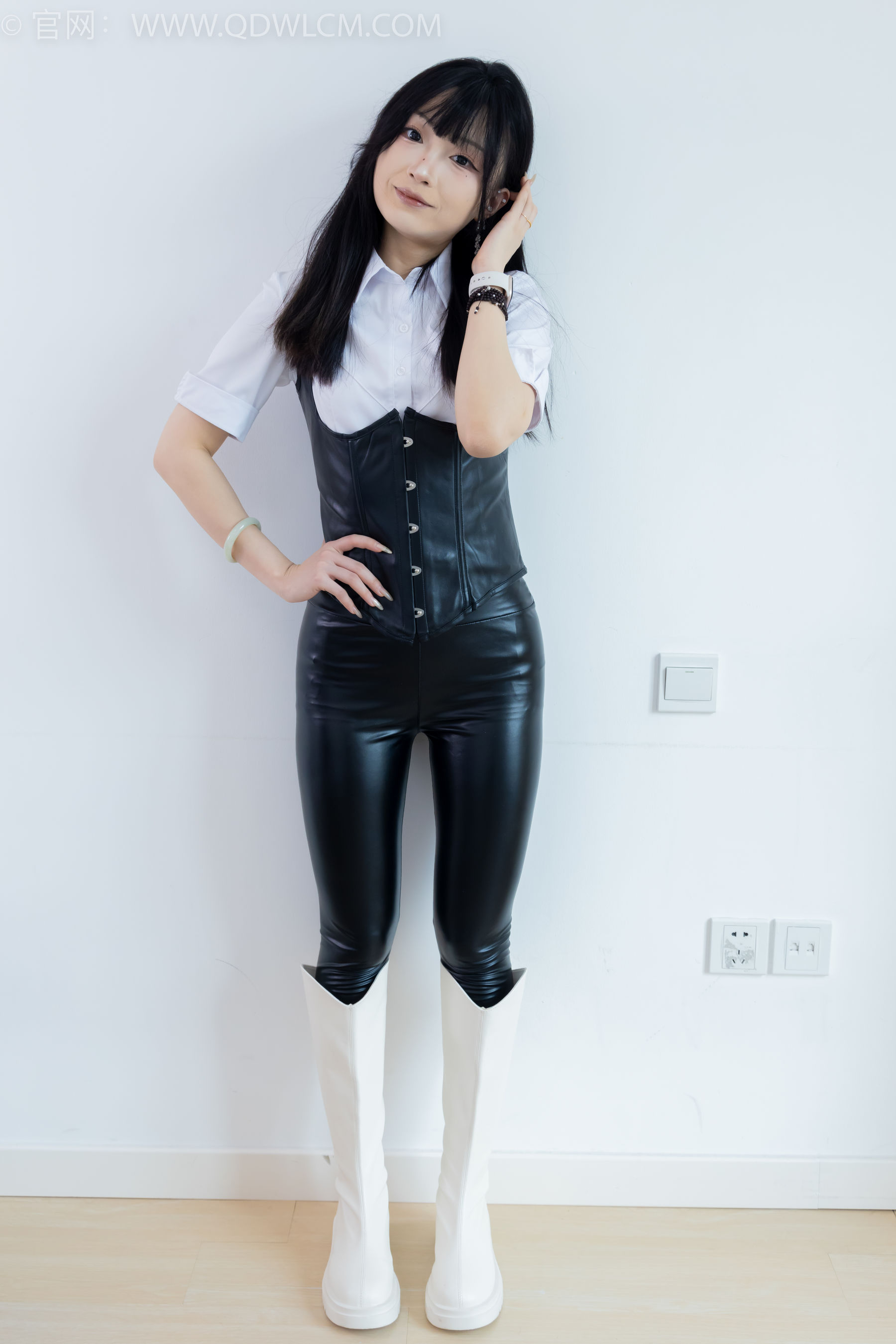 物恋传媒 No.2289 嘟嘟 - 长靴、高跟凉鞋、白棉袜、裸足/(200P)