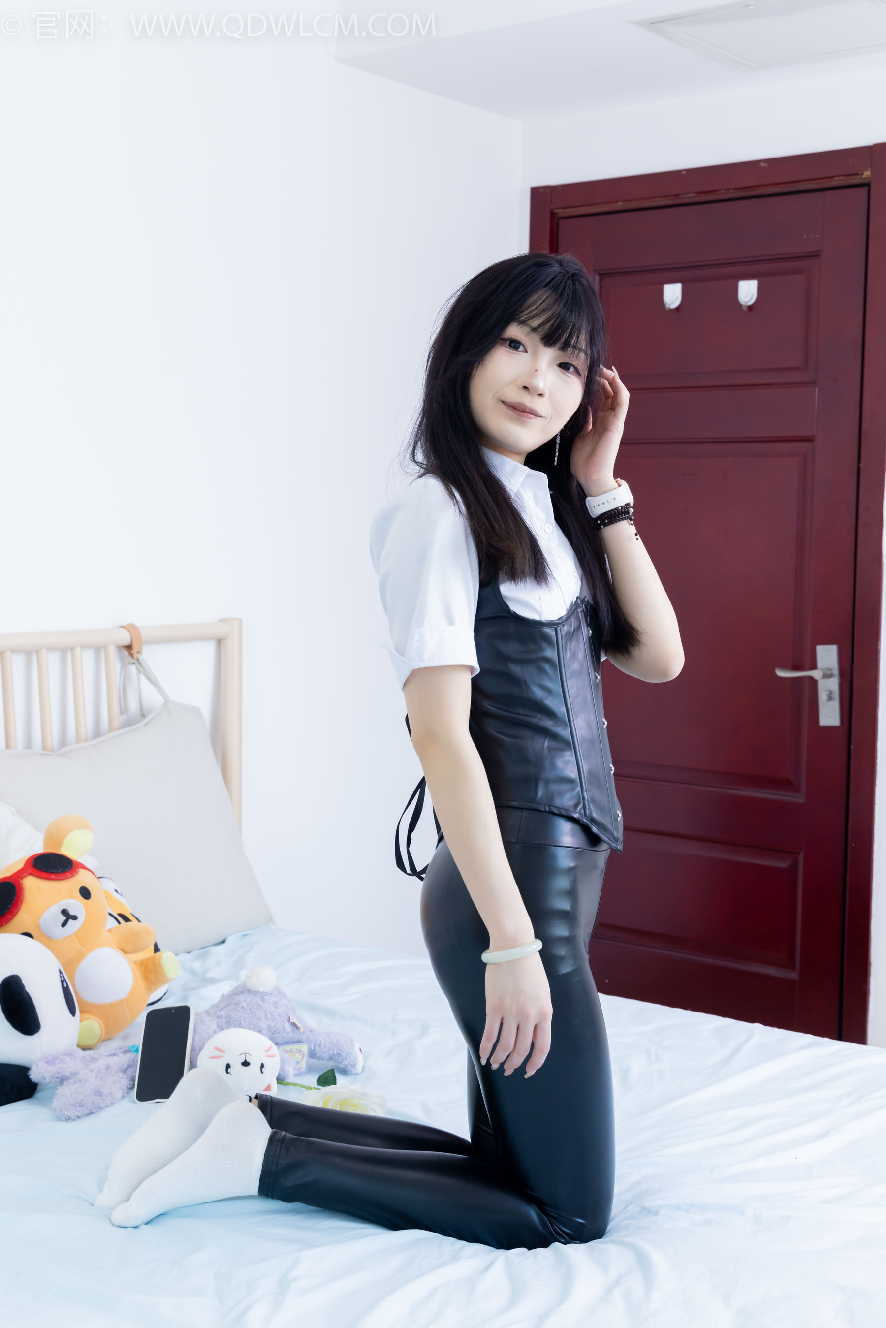 物恋传媒 No.2289 嘟嘟 - 长靴、高跟凉鞋、白棉袜、裸足/(200P)