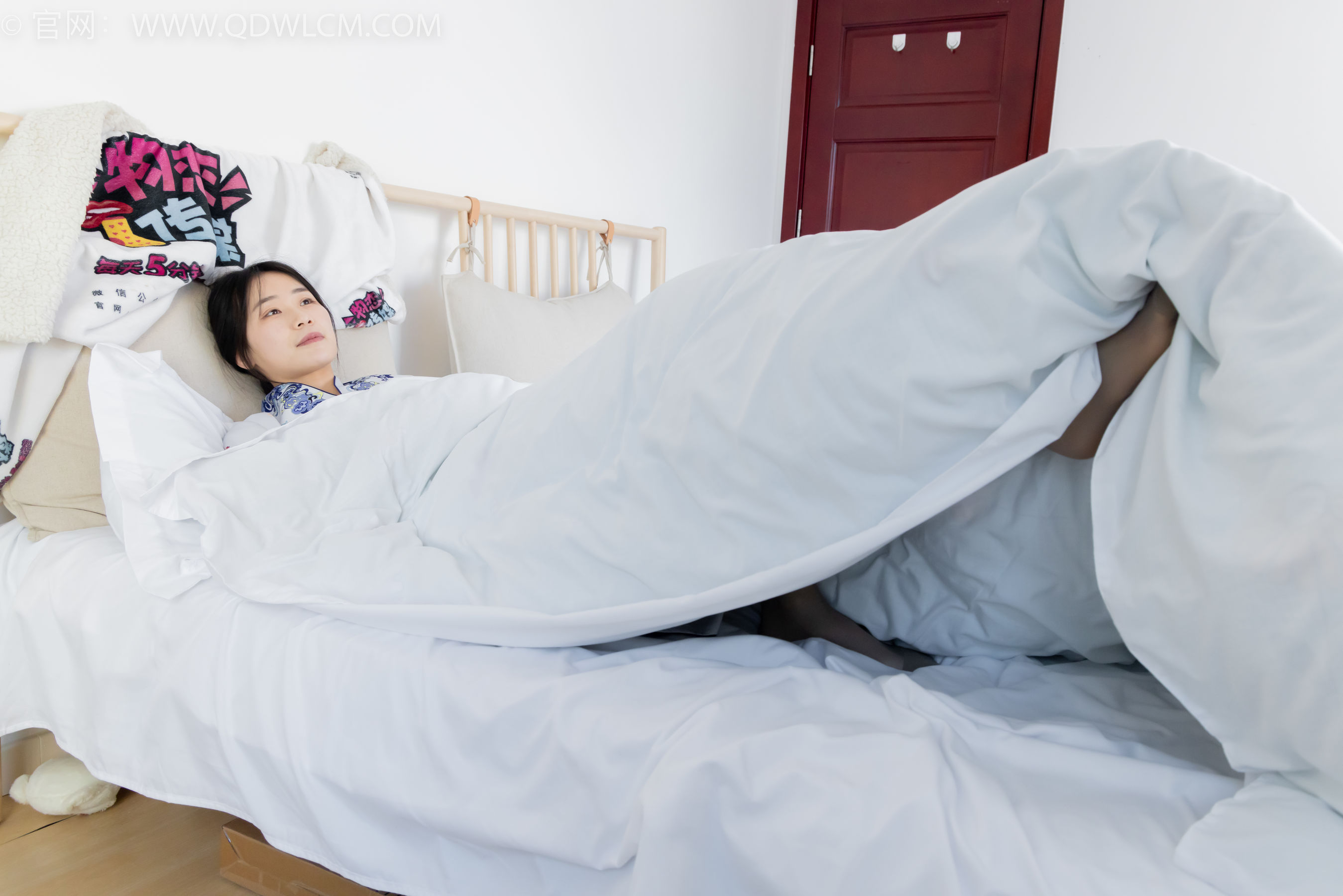 物恋传媒 No.2284 菜菜 - 高跟鞋、薄灰丝、盖被子睡觉剧情/(159P)