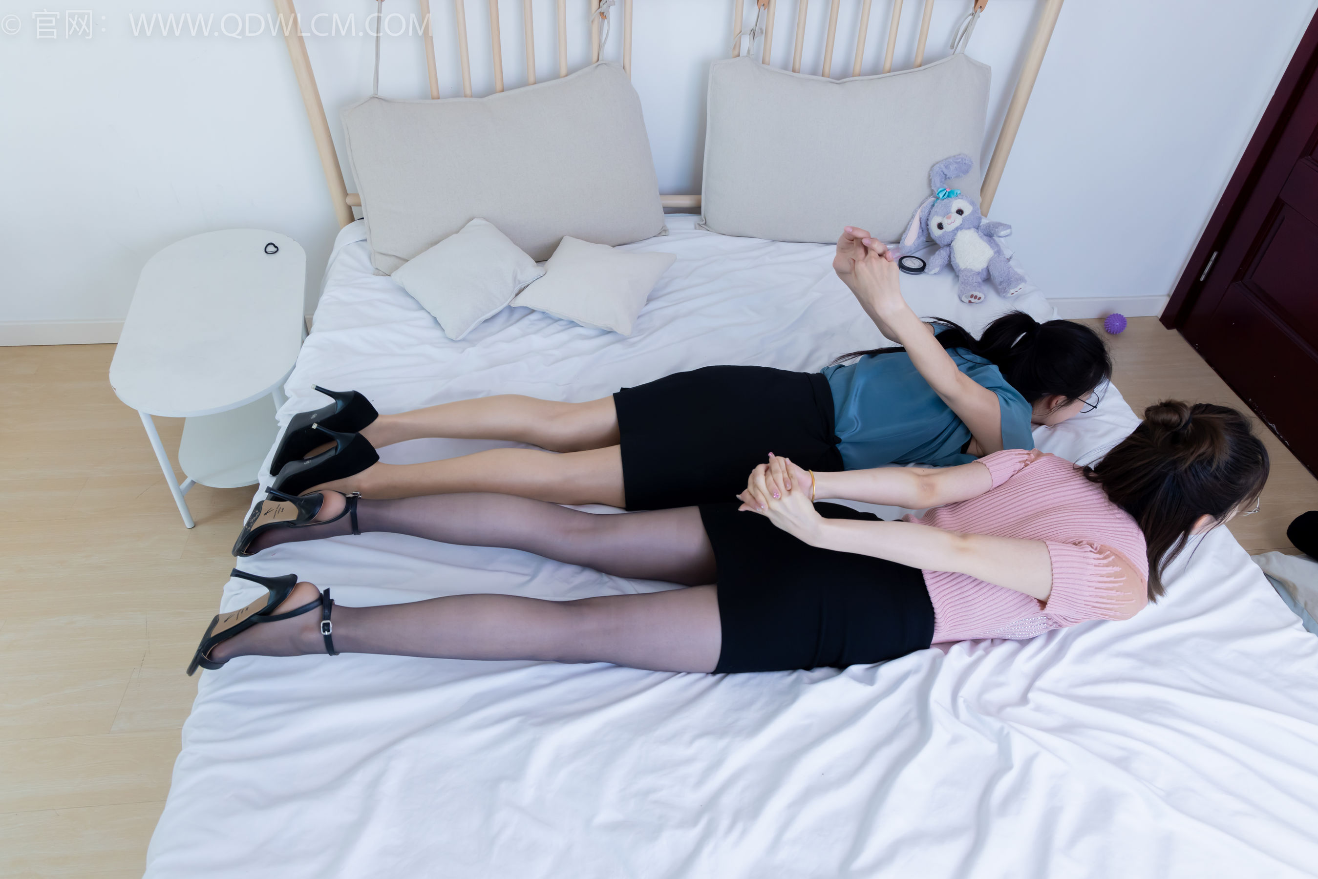 物恋传媒 No.2285 茯苓&欢欢 - 高跟鞋、高跟凉鞋、油亮薄肉丝/(168P)