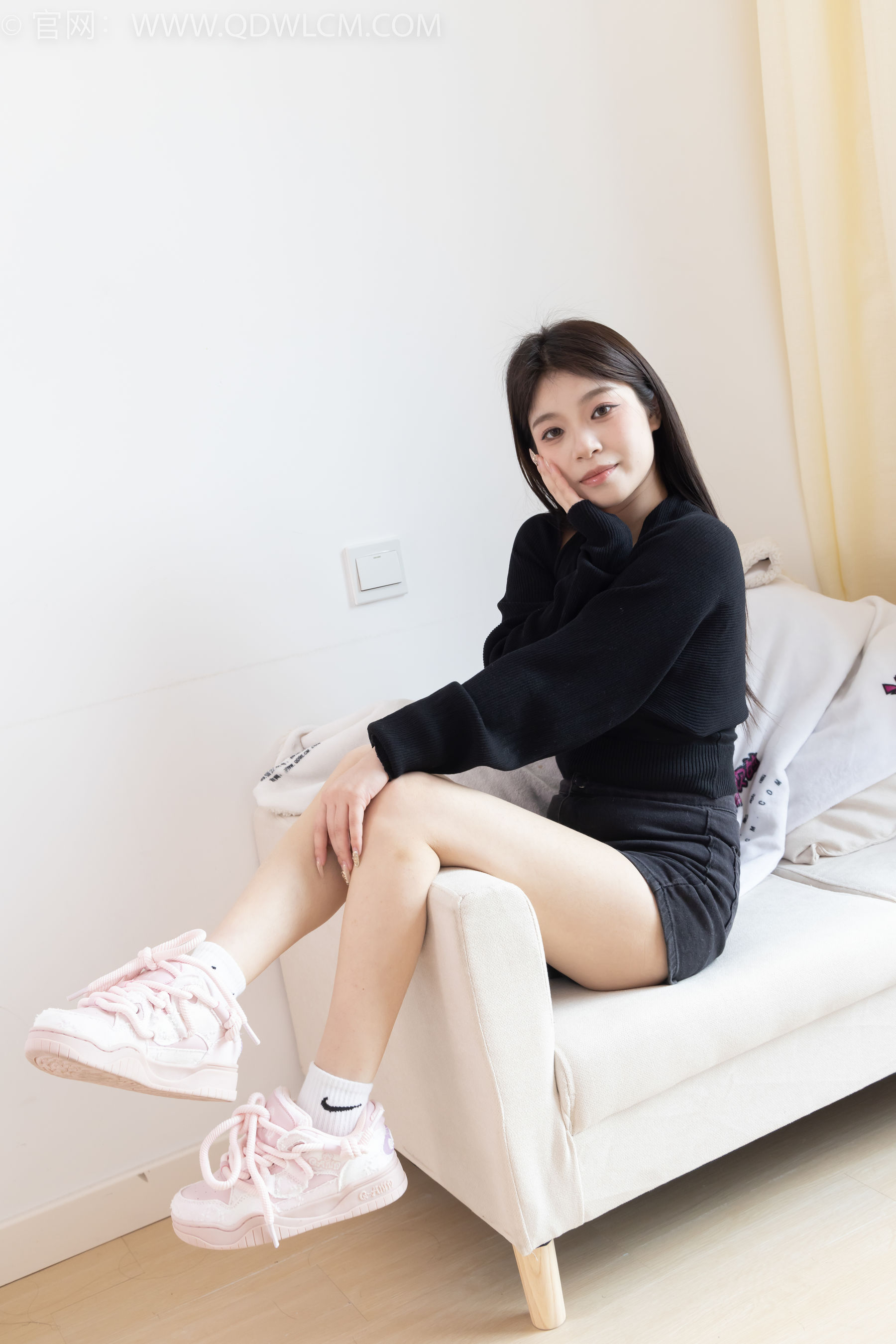 物恋传媒 No.2286 闪闪 - 板鞋、两双自然穿脏白棉袜/(165P)