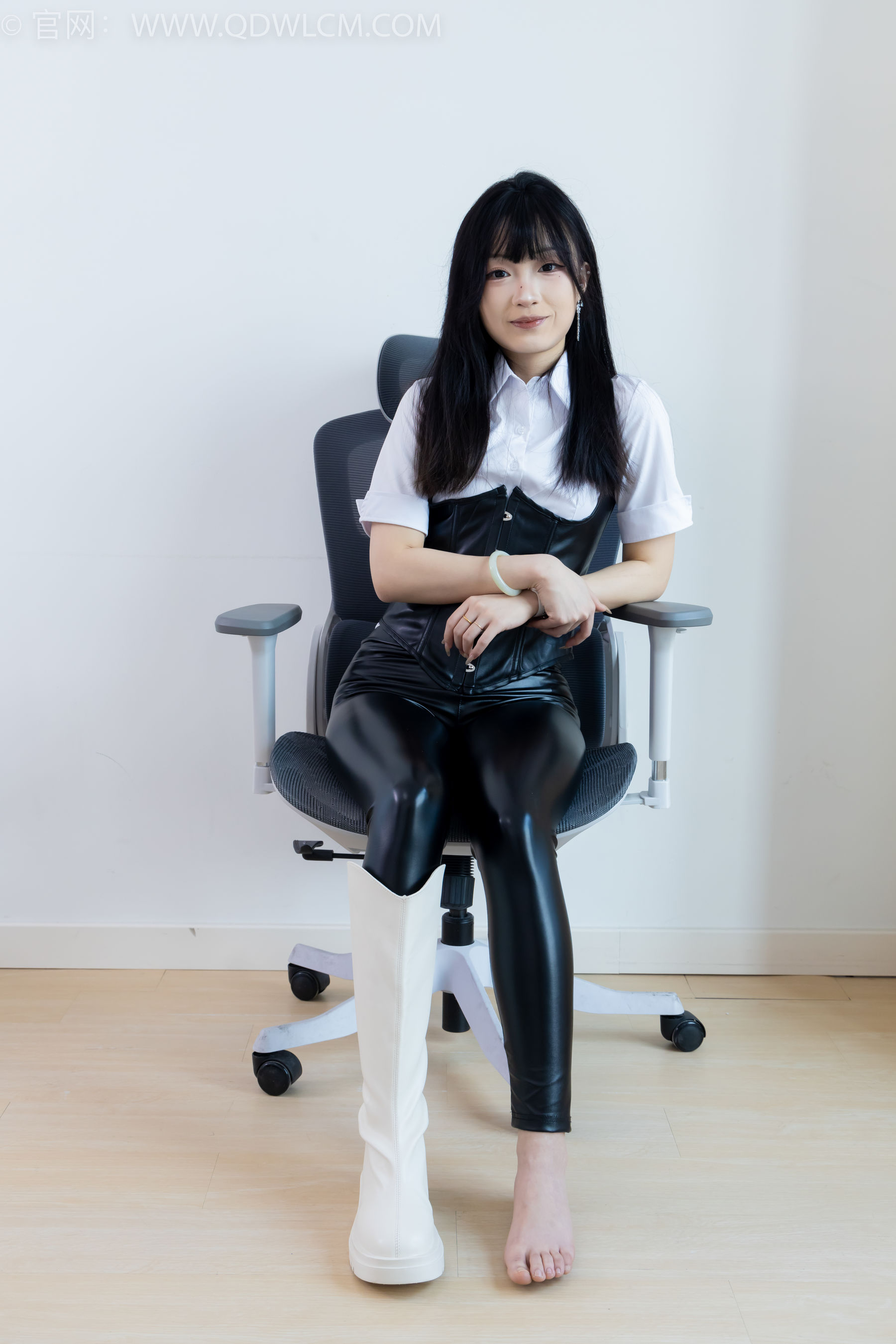 物恋传媒 No.2289 嘟嘟 - 长靴、高跟凉鞋、白棉袜、裸足/(200P)