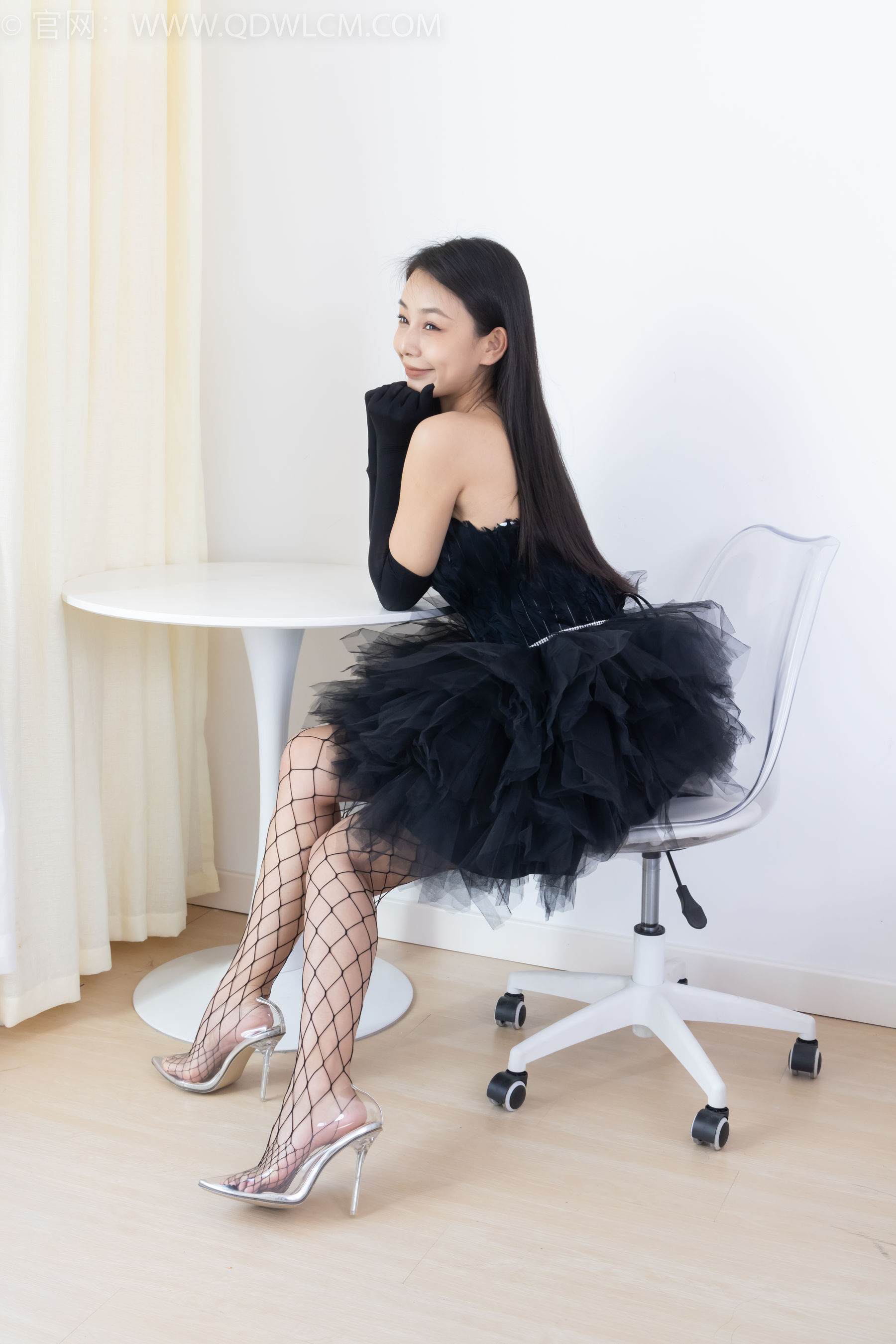 物恋传媒 No.2287 岚岚 - 高跟鞋、黑色网袜、裸足/(220P)