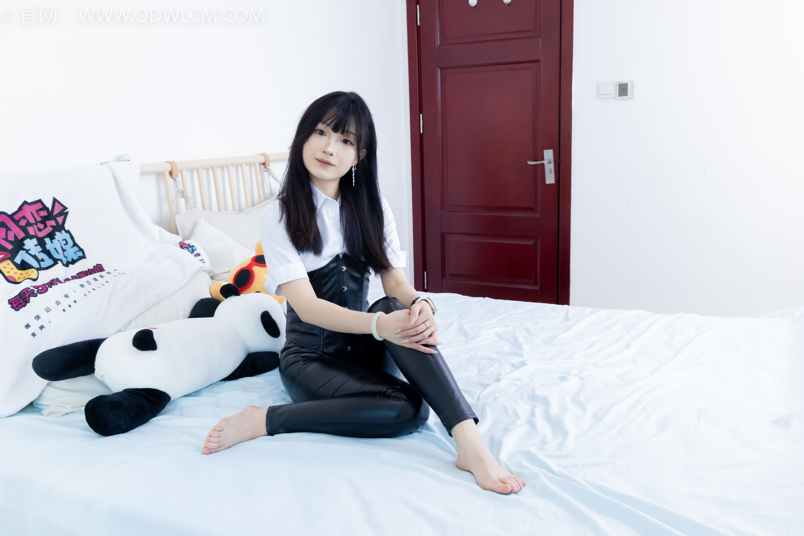 物恋传媒 No.2289 嘟嘟 - 长靴、高跟凉鞋、白棉袜、裸足/(200P)