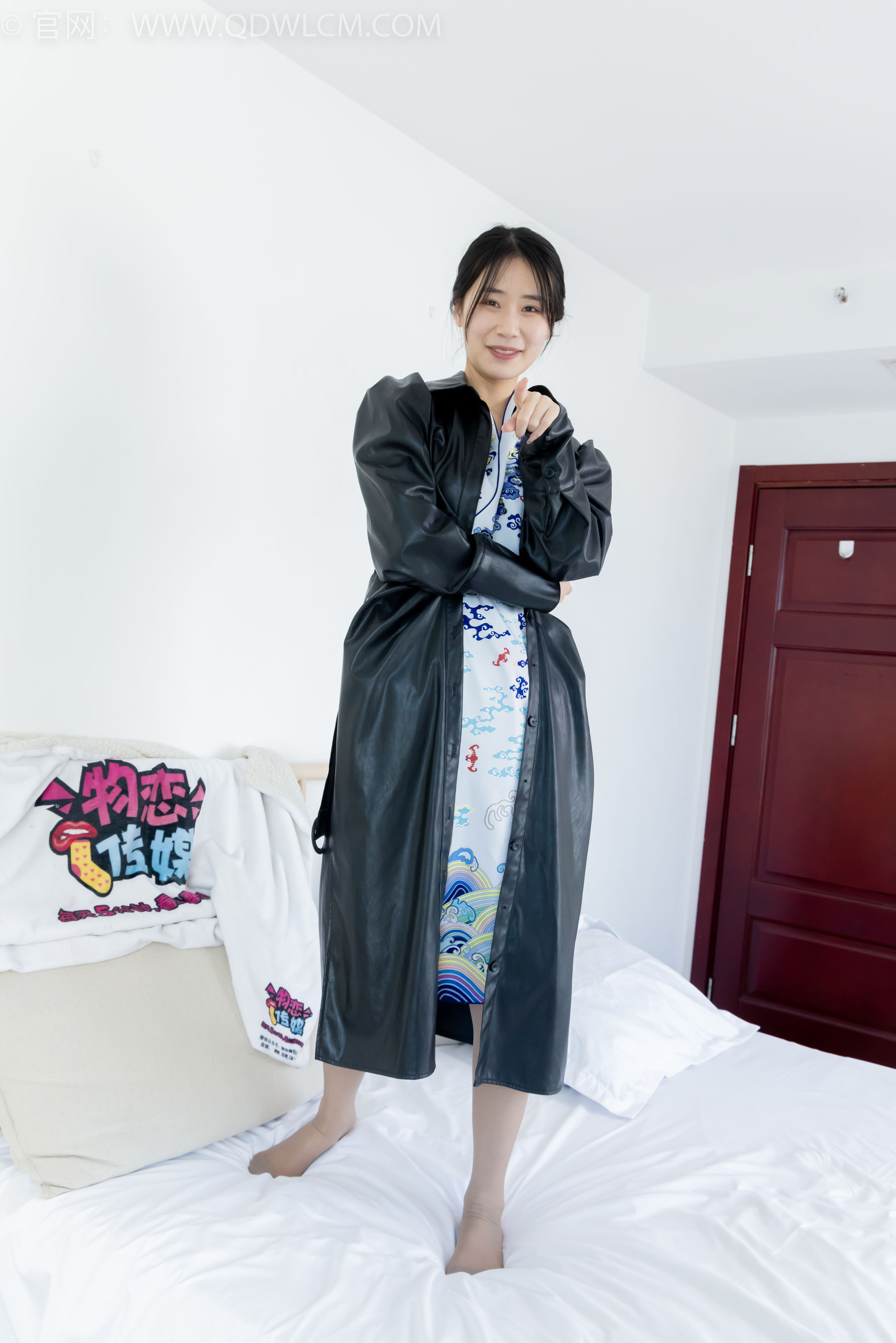 物恋传媒 No.2284 菜菜 - 高跟鞋、薄灰丝、盖被子睡觉剧情/(159P)