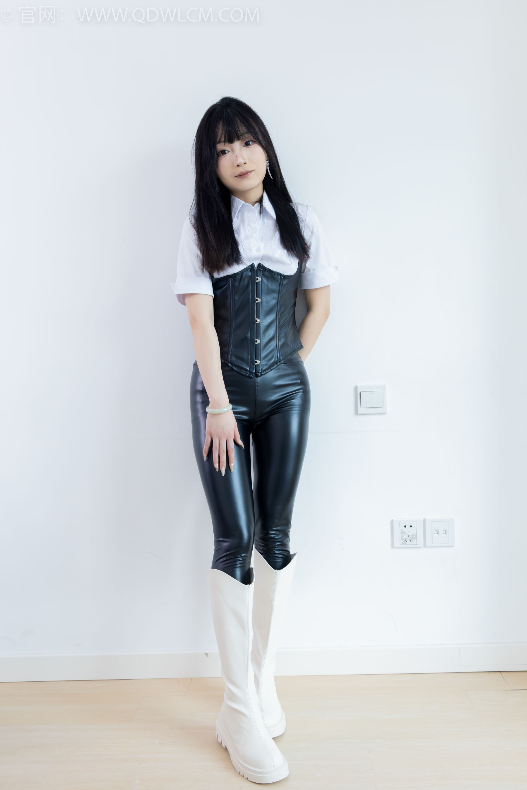 物恋传媒 No.2289 嘟嘟 - 长靴、高跟凉鞋、白棉袜、裸足/(200P)