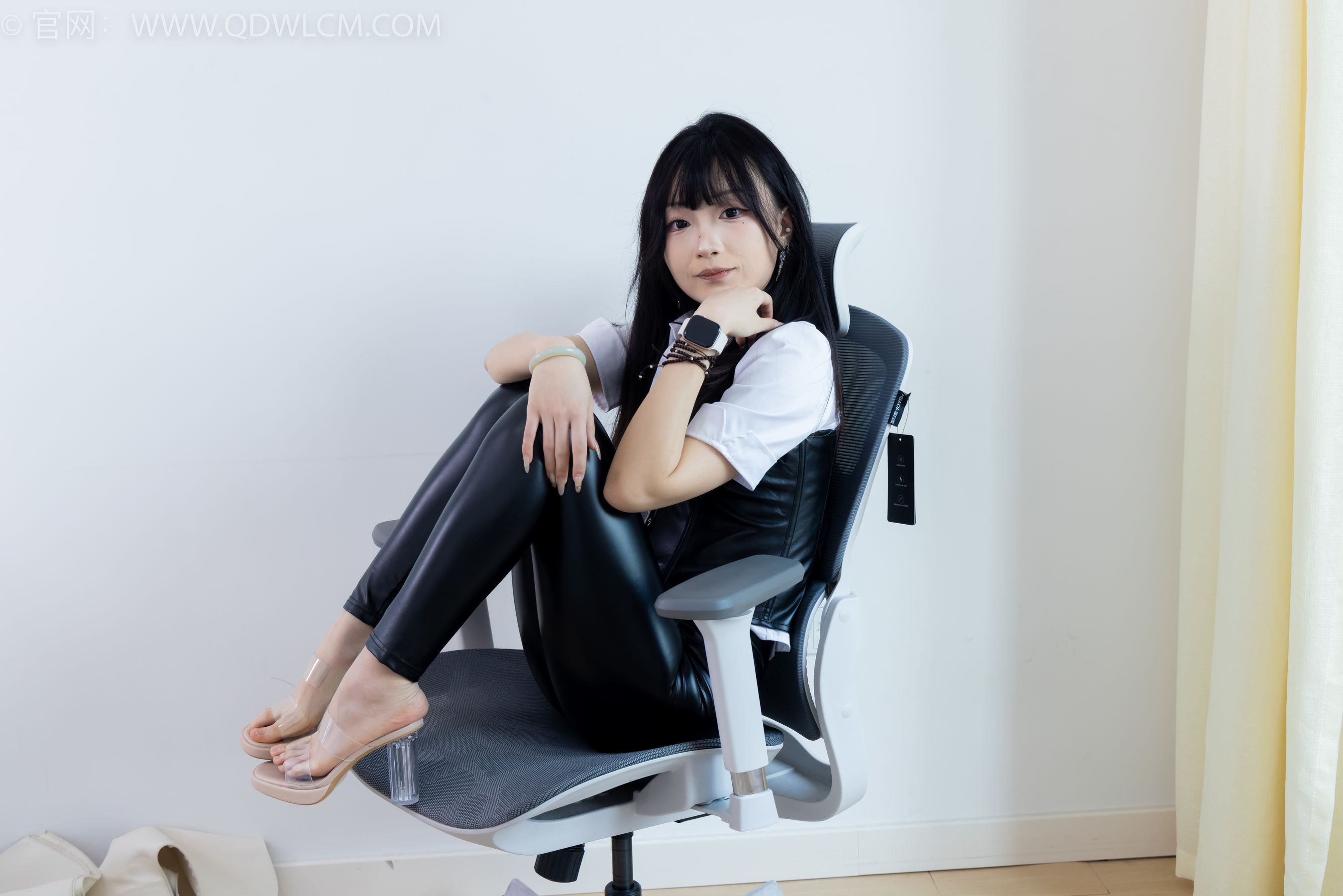 物恋传媒 No.2289 嘟嘟 - 长靴、高跟凉鞋、白棉袜、裸足/(200P)