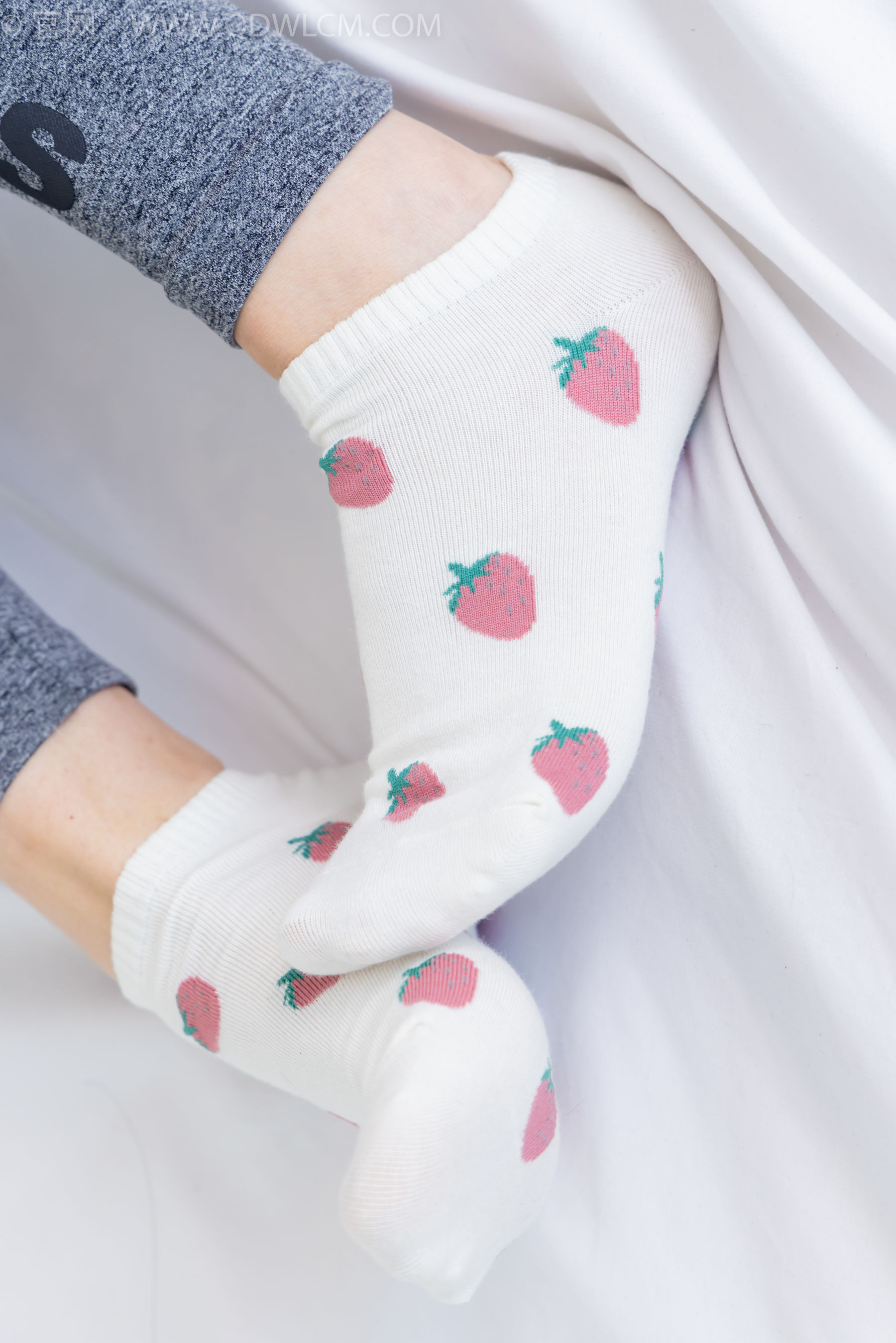 物恋传媒 No.2283 泡泡 - 高跟长靴、卡通白棉袜、裸足/(180P)