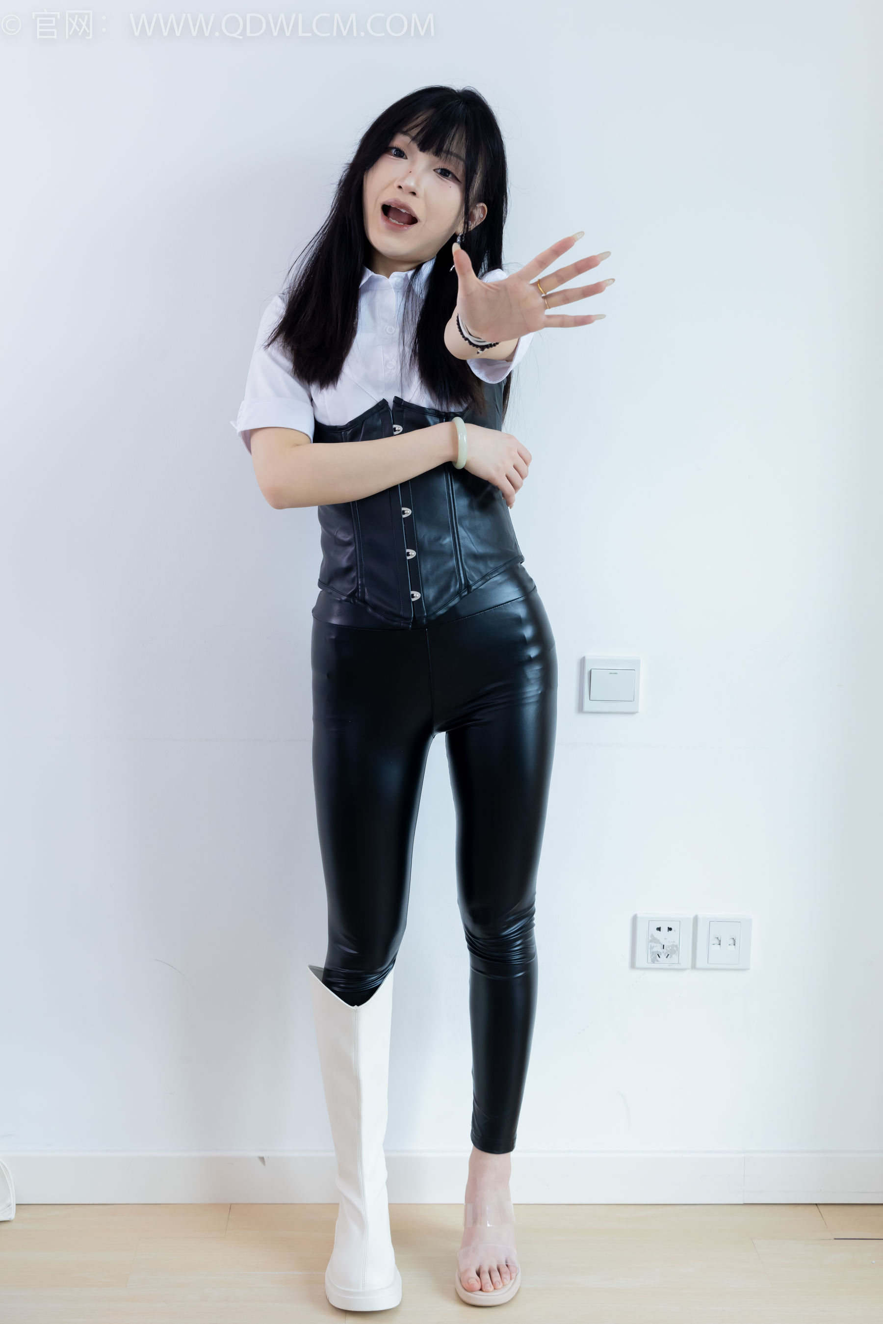 物恋传媒 No.2289 嘟嘟 - 长靴、高跟凉鞋、白棉袜、裸足/(200P)