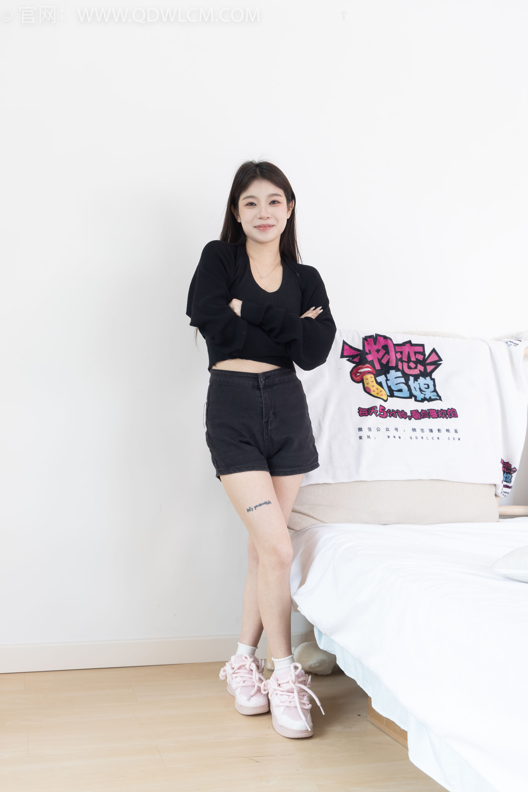 物恋传媒 No.2286 闪闪 - 板鞋、两双自然穿脏白棉袜/(165P)