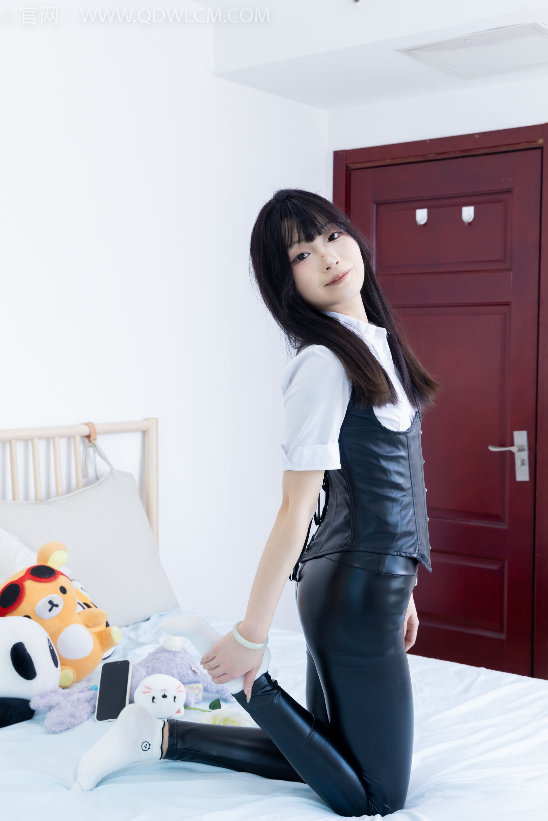 物恋传媒 No.2289 嘟嘟 - 长靴、高跟凉鞋、白棉袜、裸足/(200P)