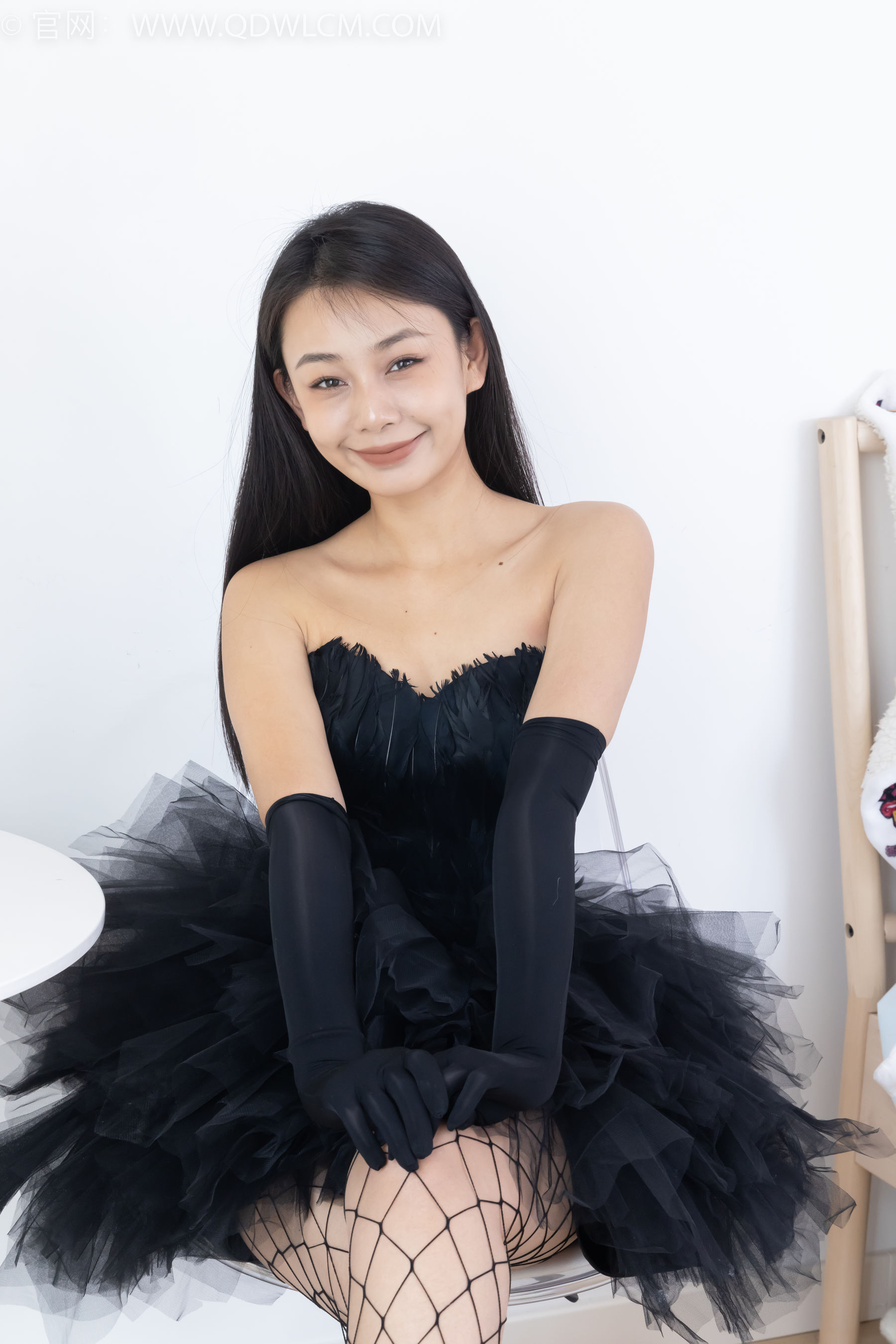 物恋传媒 No.2287 岚岚 - 高跟鞋、黑色网袜、裸足/(220P)