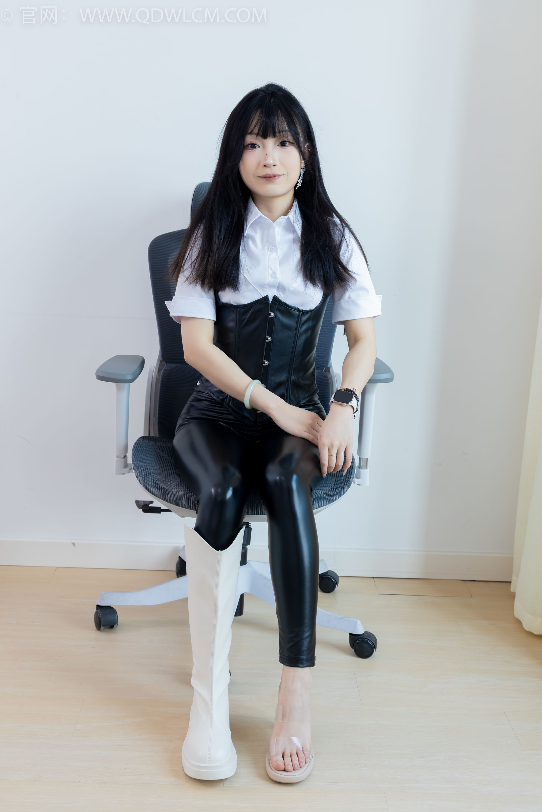 物恋传媒 No.2289 嘟嘟 - 长靴、高跟凉鞋、白棉袜、裸足/(200P)