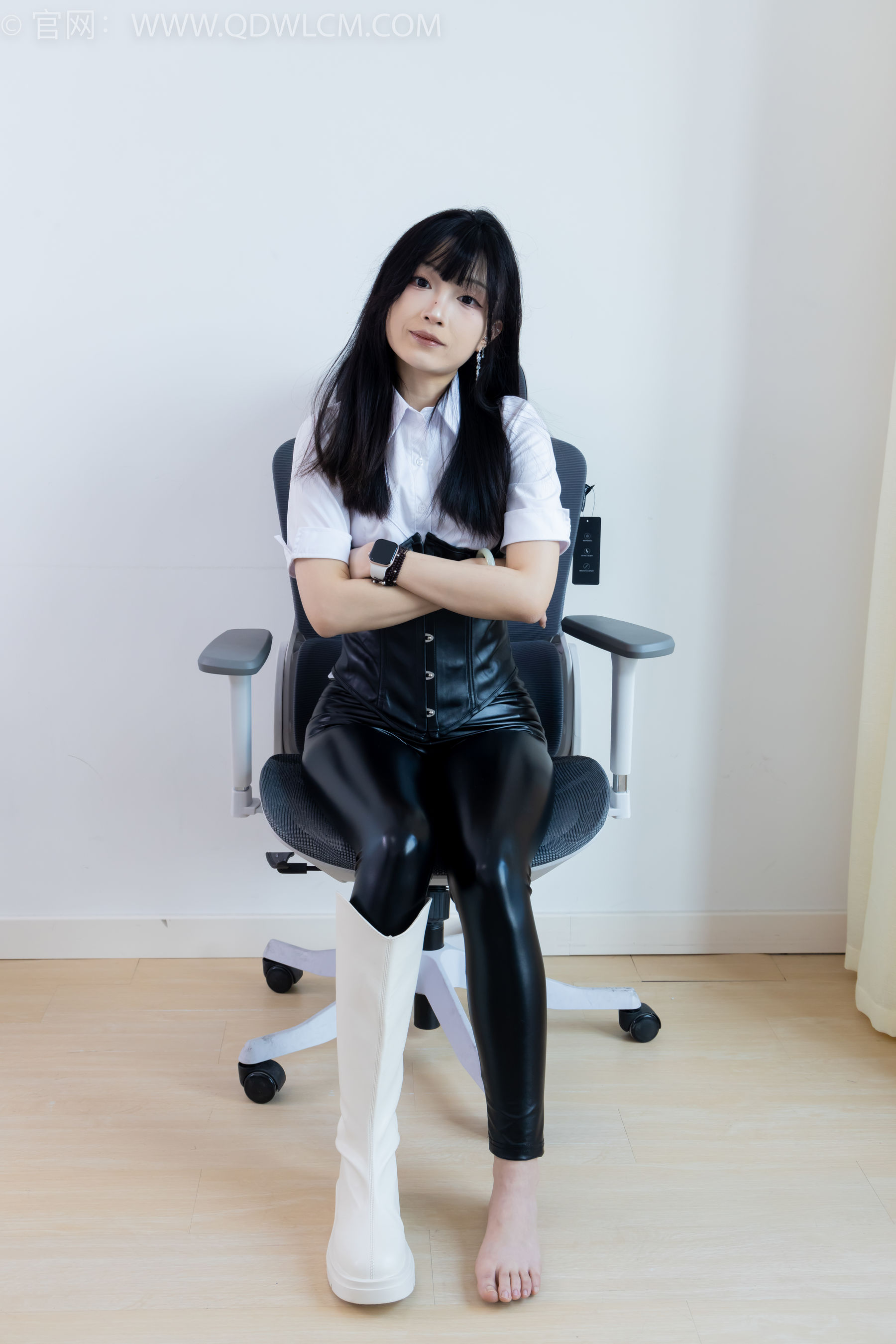 物恋传媒 No.2289 嘟嘟 - 长靴、高跟凉鞋、白棉袜、裸足/(200P)