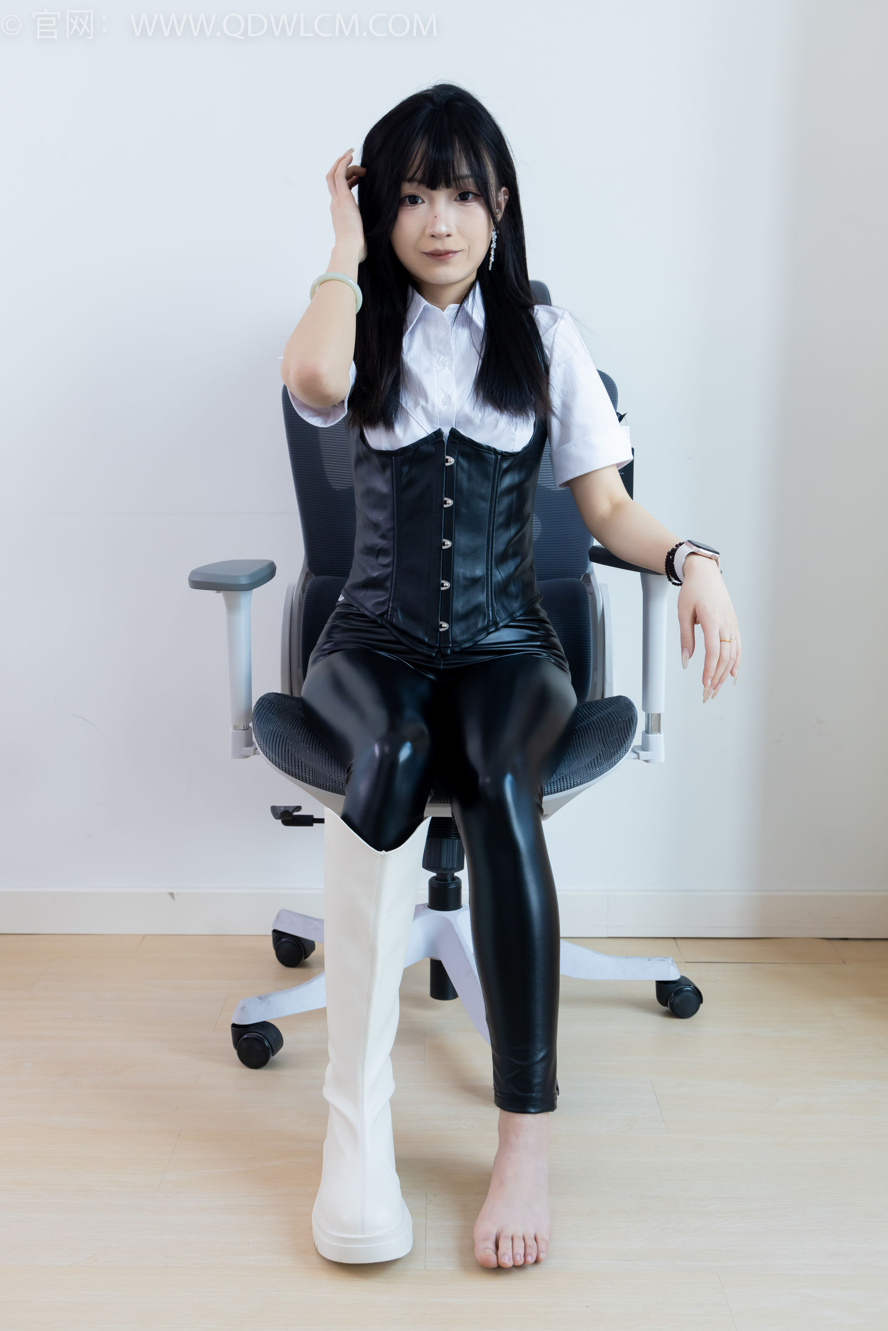 物恋传媒 No.2289 嘟嘟 - 长靴、高跟凉鞋、白棉袜、裸足/(200P)