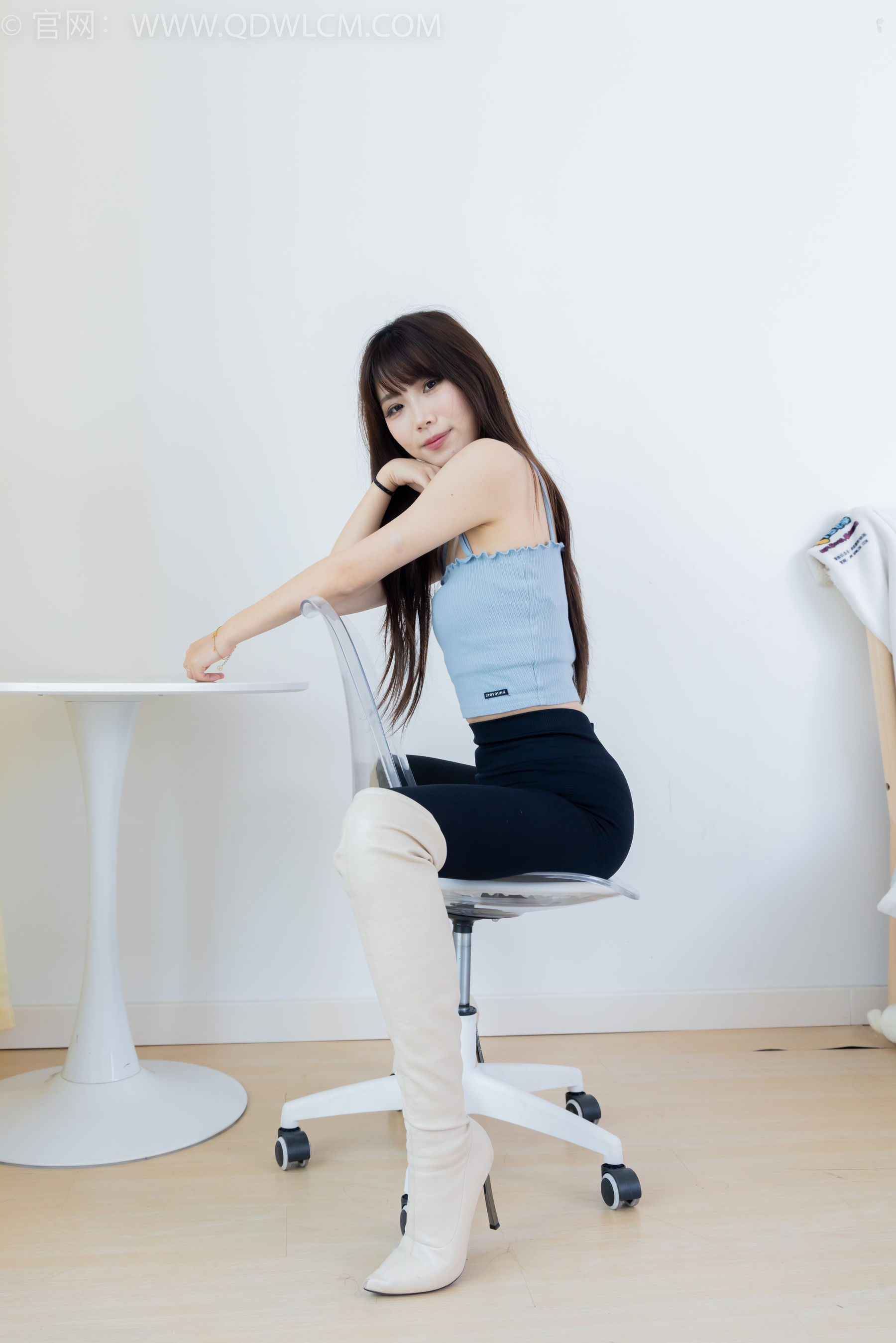 物恋传媒 No.2283 泡泡 - 高跟长靴、卡通白棉袜、裸足/(180P)