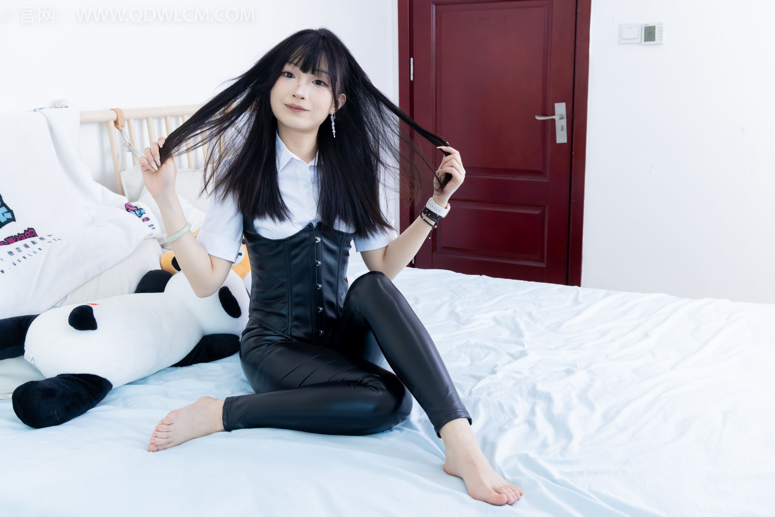 物恋传媒 No.2289 嘟嘟 - 长靴、高跟凉鞋、白棉袜、裸足/(200P)