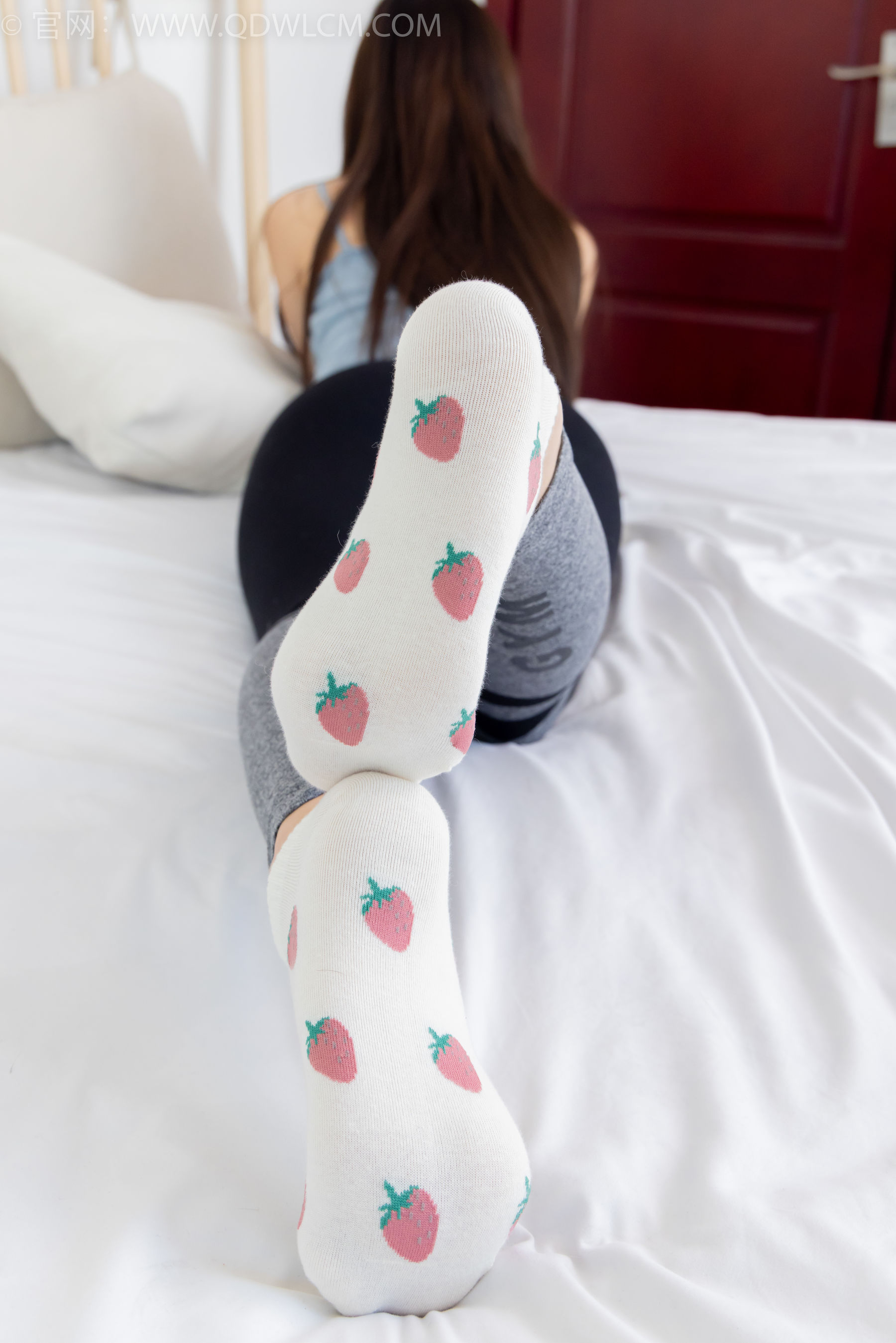 物恋传媒 No.2283 泡泡 - 高跟长靴、卡通白棉袜、裸足/(180P)