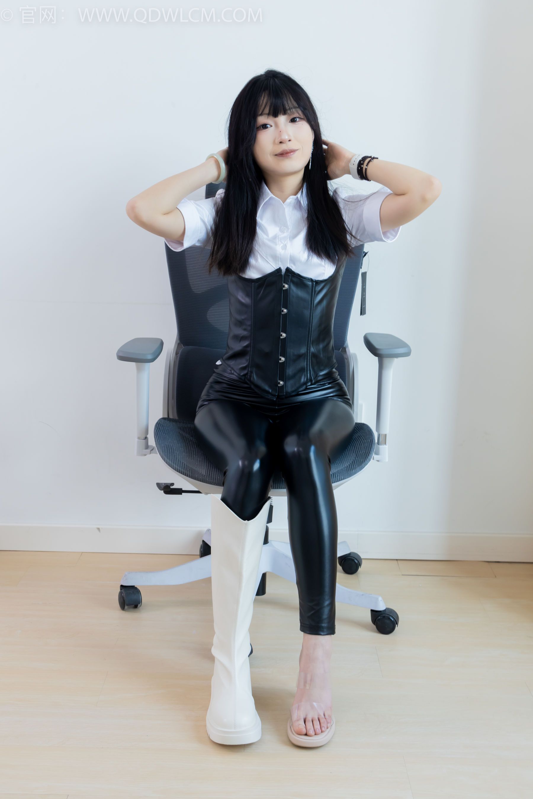 物恋传媒 No.2289 嘟嘟 - 长靴、高跟凉鞋、白棉袜、裸足/(200P)