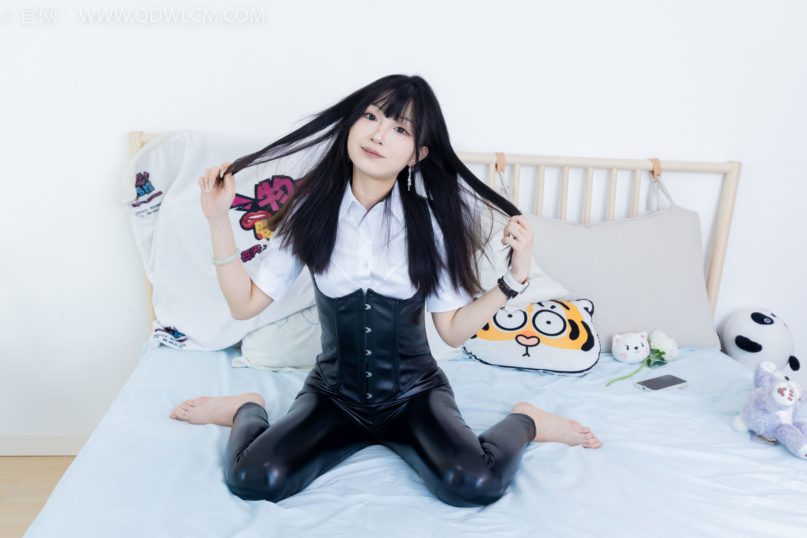 物恋传媒 No.2289 嘟嘟 - 长靴、高跟凉鞋、白棉袜、裸足/(200P)