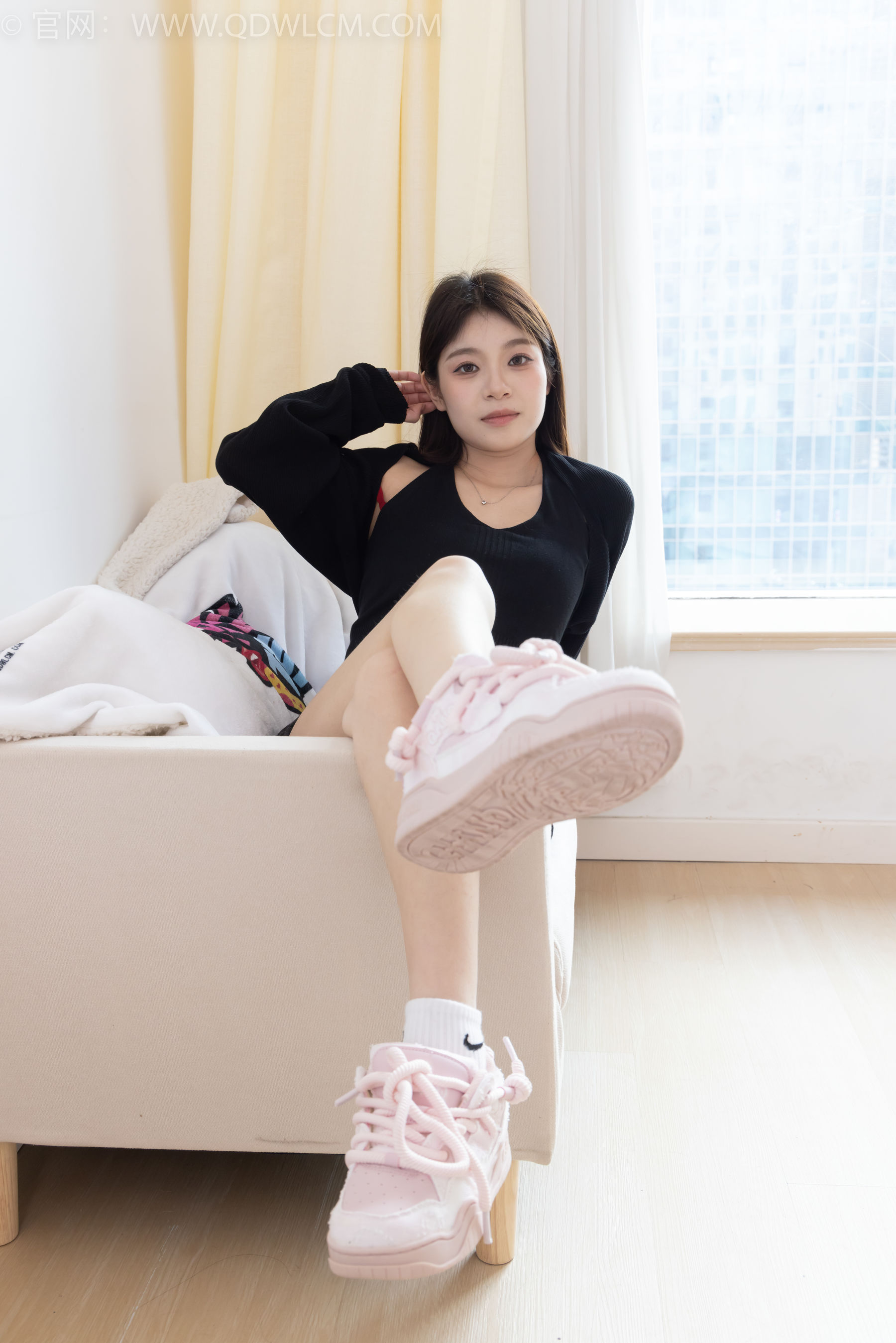 物恋传媒 No.2286 闪闪 - 板鞋、两双自然穿脏白棉袜/(165P)