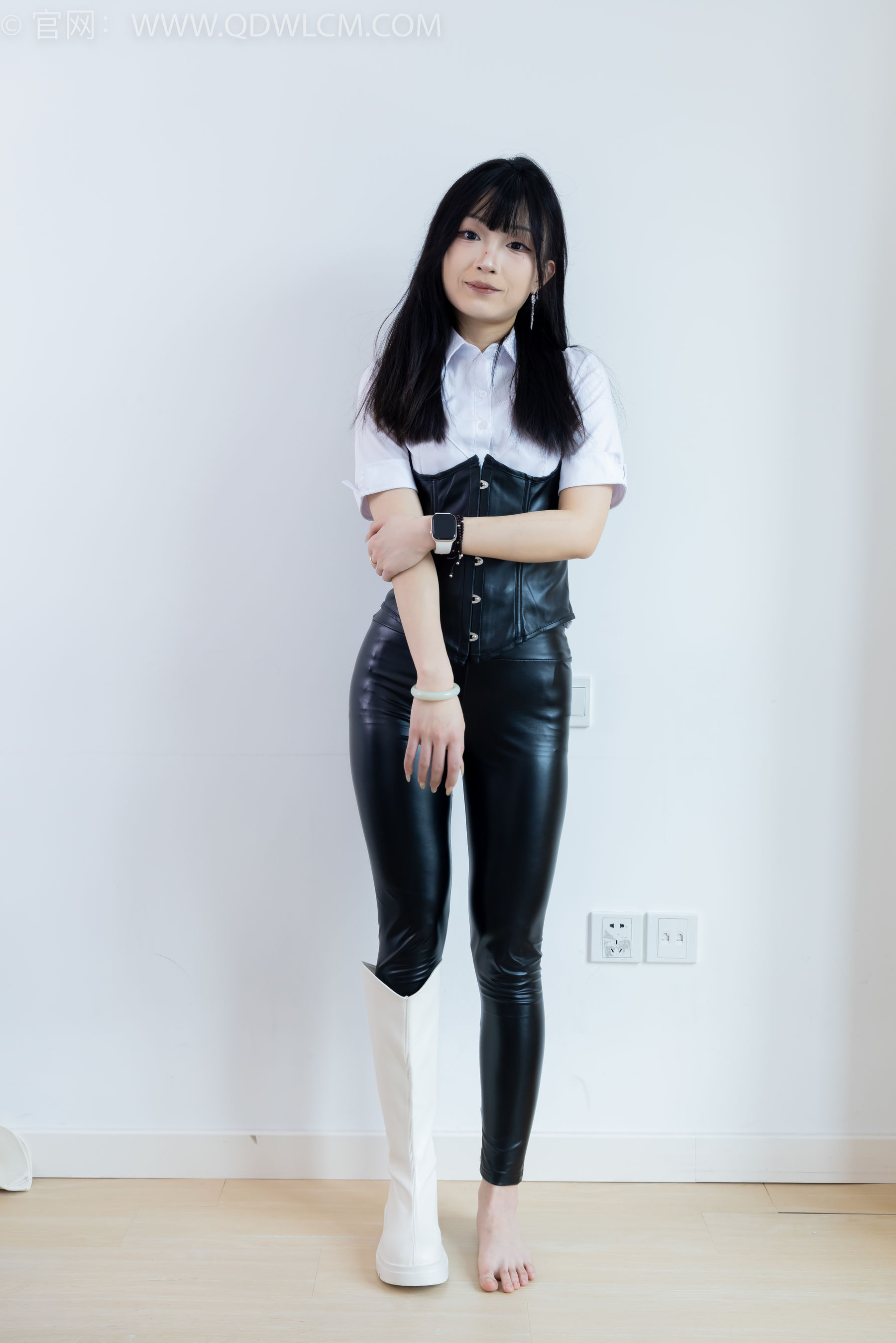 物恋传媒 No.2289 嘟嘟 - 长靴、高跟凉鞋、白棉袜、裸足/(200P)