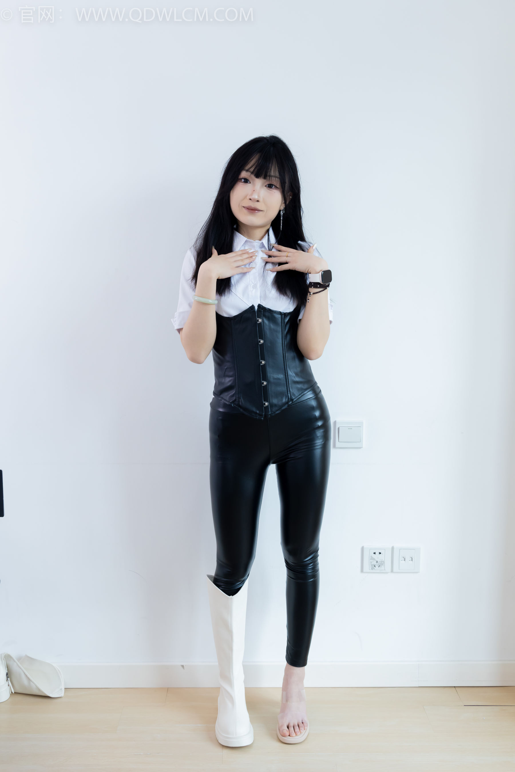 物恋传媒 No.2289 嘟嘟 - 长靴、高跟凉鞋、白棉袜、裸足/(200P)