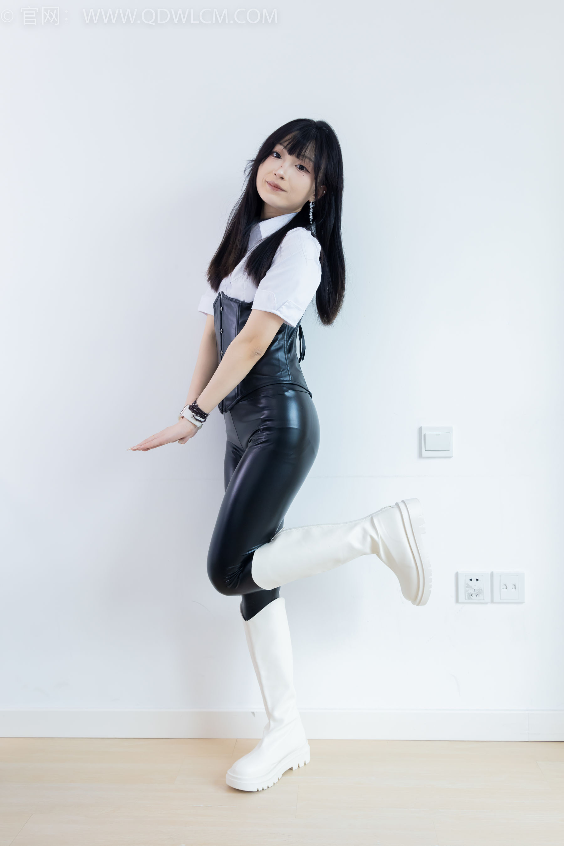 物恋传媒 No.2289 嘟嘟 - 长靴、高跟凉鞋、白棉袜、裸足/(200P)