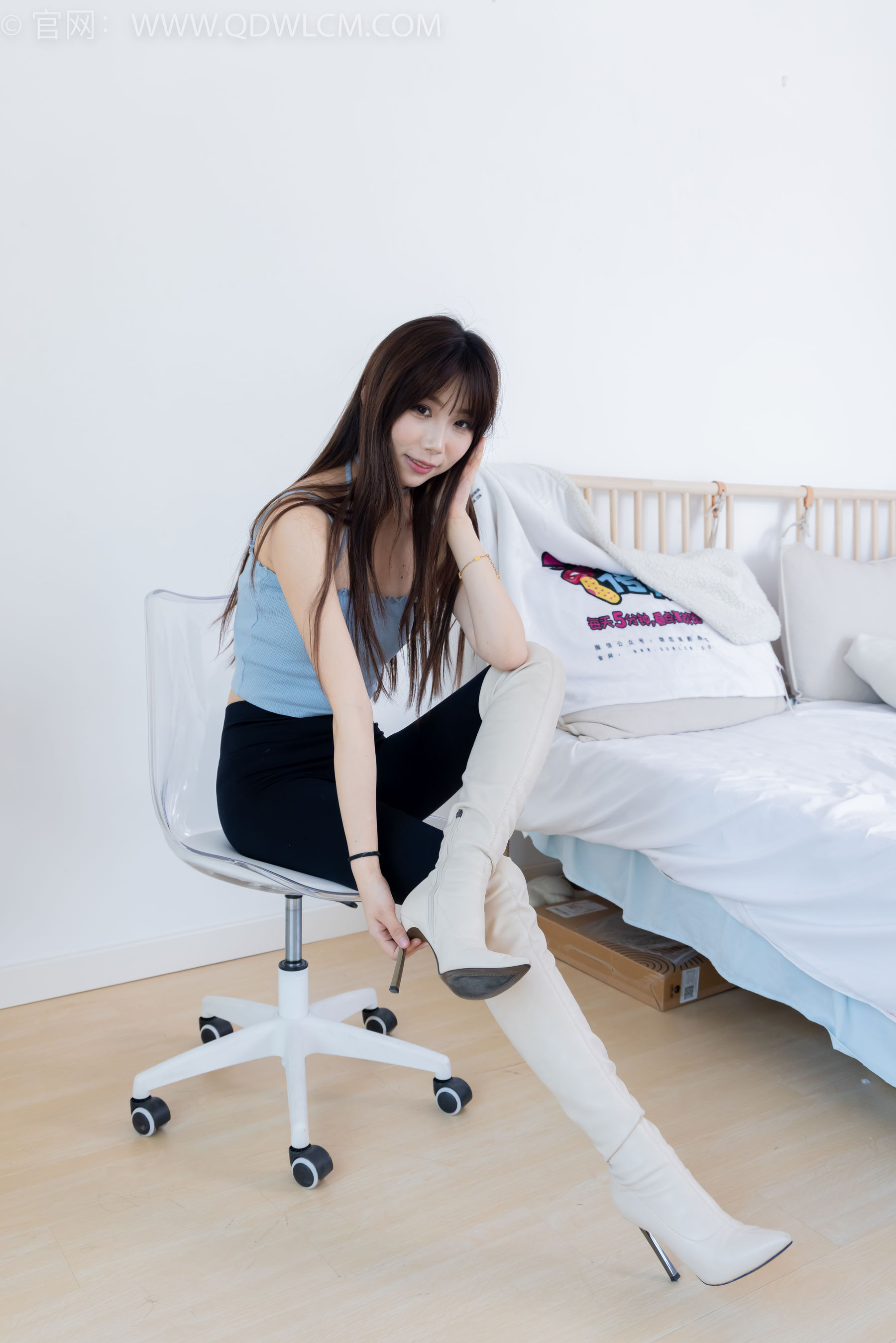 物恋传媒 No.2283 泡泡 - 高跟长靴、卡通白棉袜、裸足/(180P)