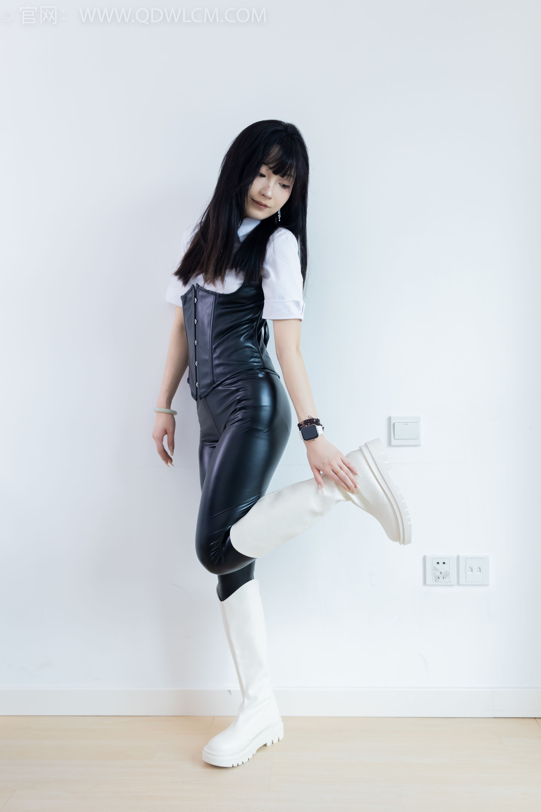 物恋传媒 No.2289 嘟嘟 - 长靴、高跟凉鞋、白棉袜、裸足/(200P)