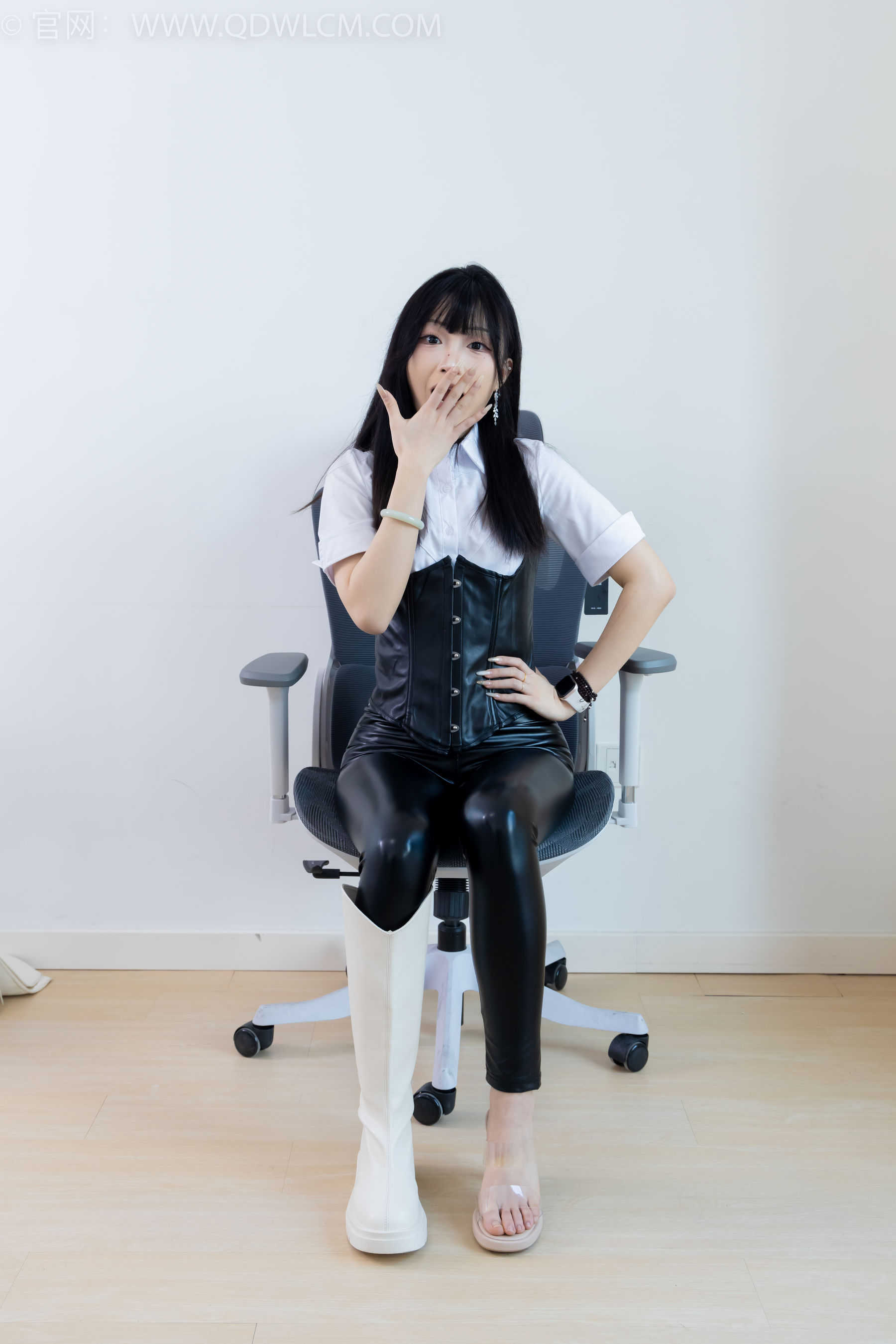 物恋传媒 No.2289 嘟嘟 - 长靴、高跟凉鞋、白棉袜、裸足/(200P)