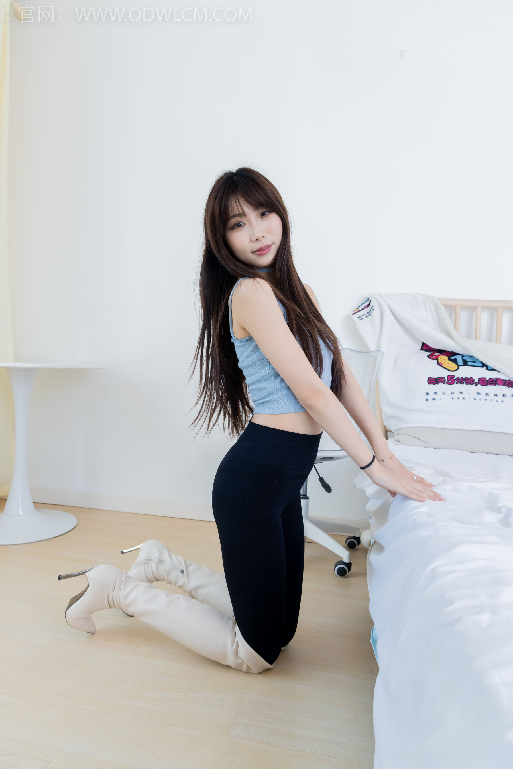 物恋传媒 No.2283 泡泡 - 高跟长靴、卡通白棉袜、裸足/(180P)