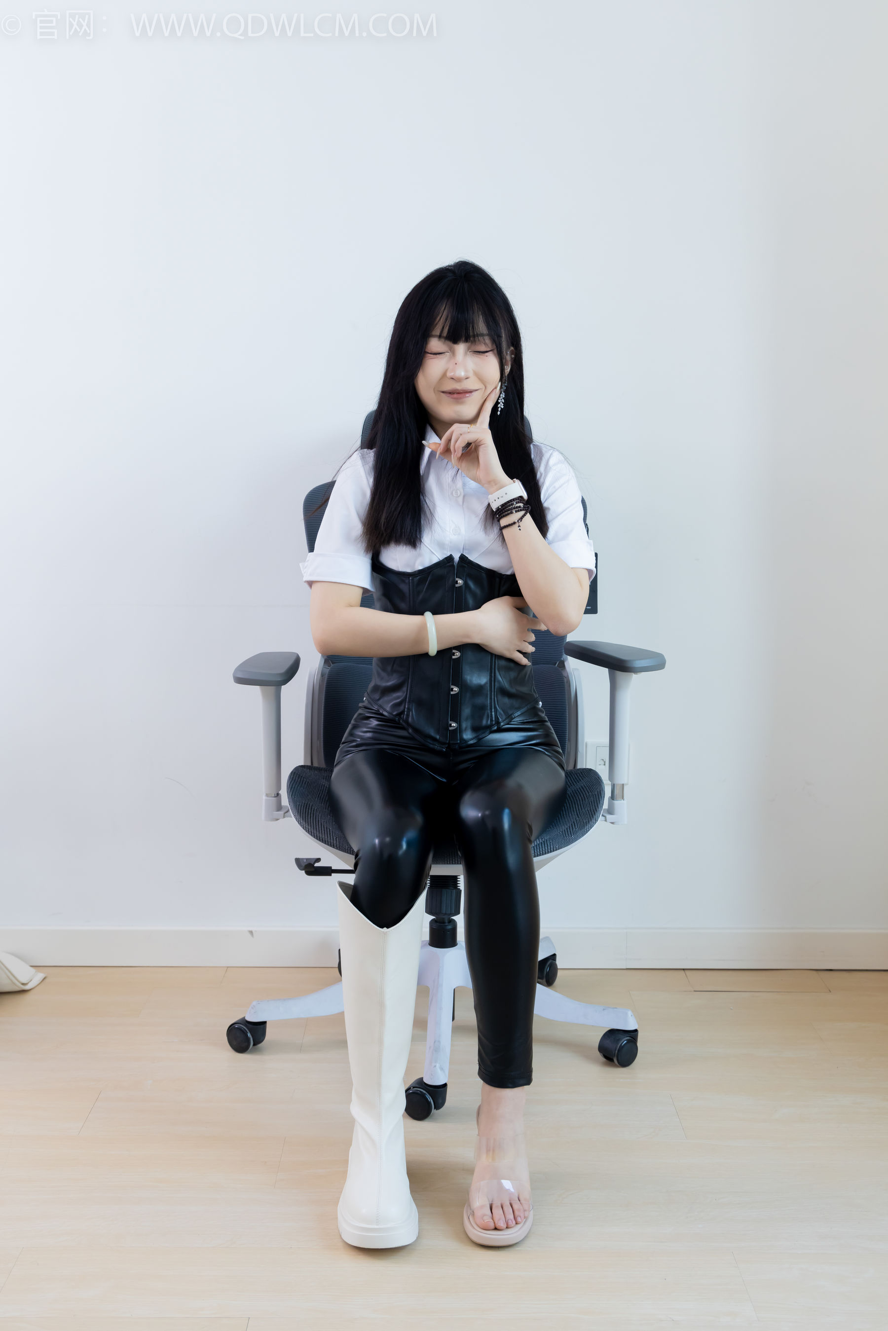 物恋传媒 No.2289 嘟嘟 - 长靴、高跟凉鞋、白棉袜、裸足/(200P)