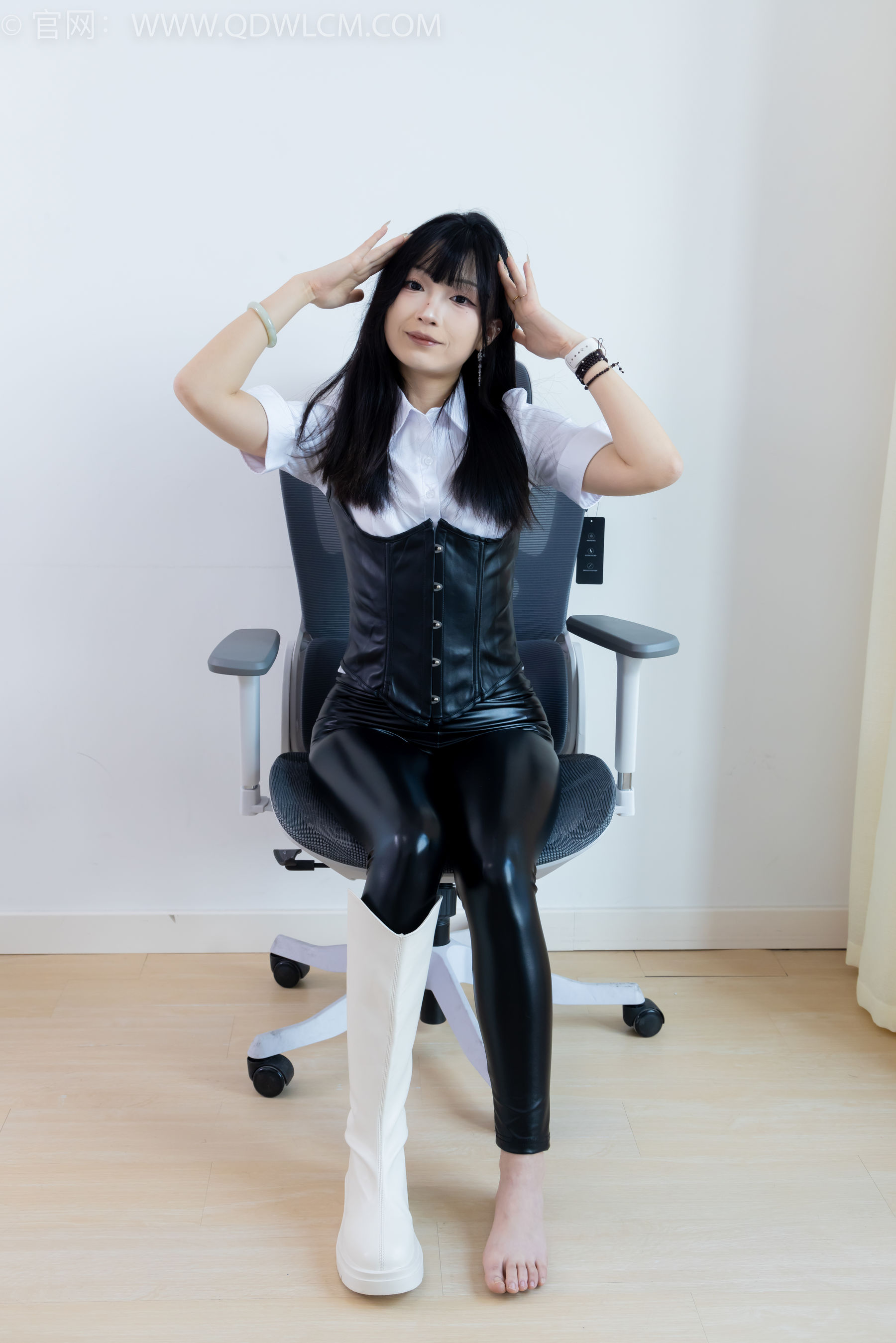 物恋传媒 No.2289 嘟嘟 - 长靴、高跟凉鞋、白棉袜、裸足/(200P)